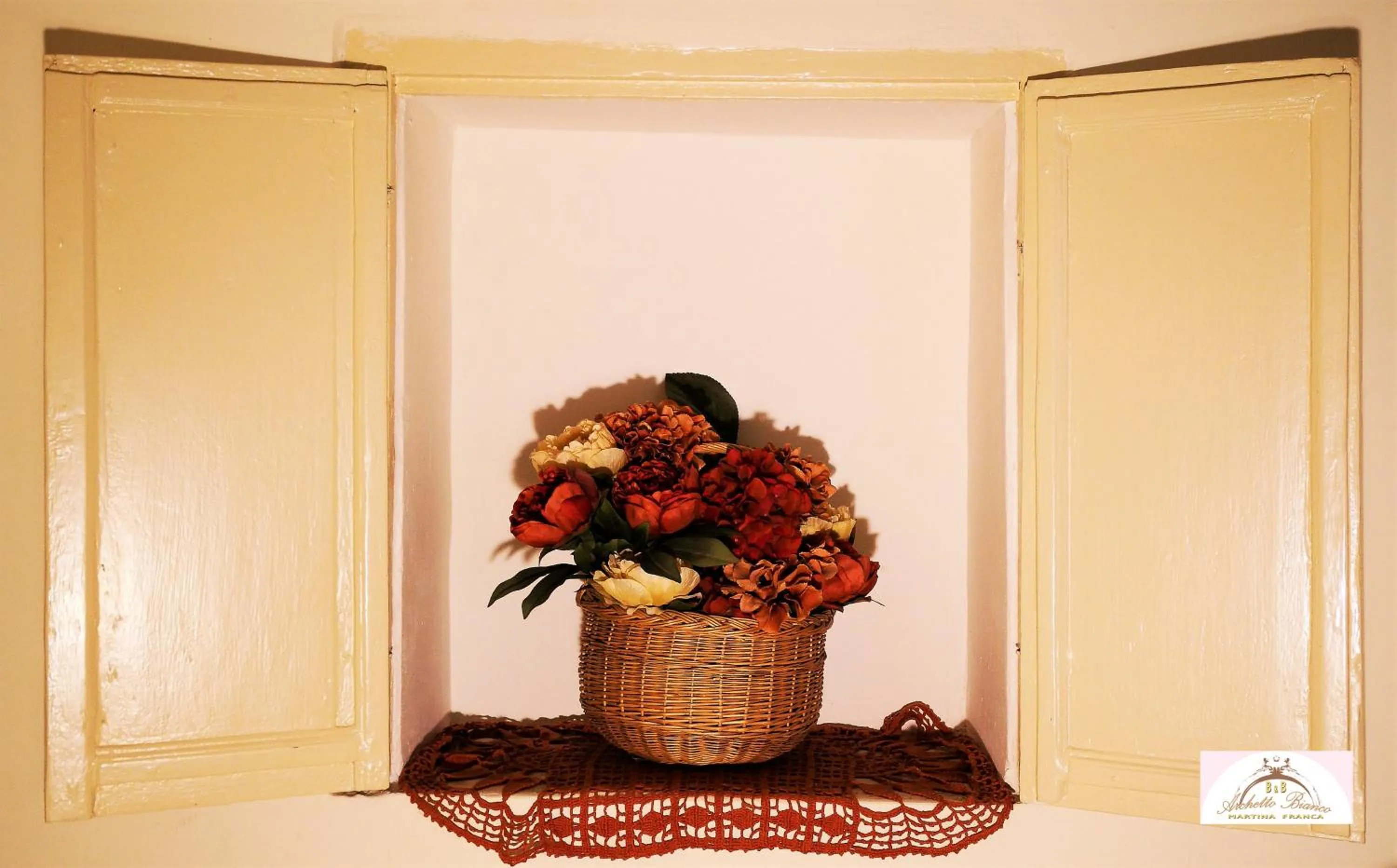 Decorative detail in Archetto Bianco