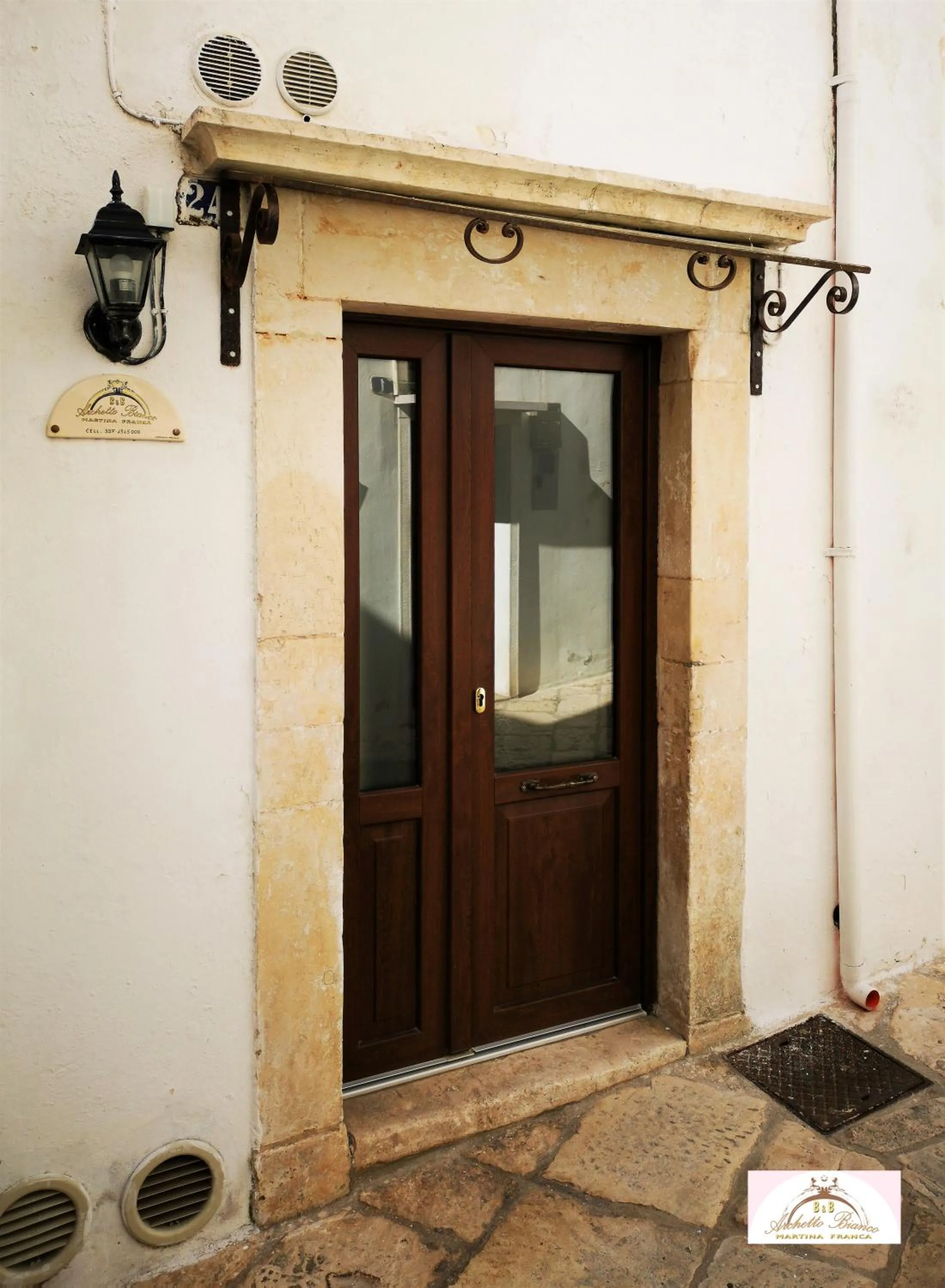 Facade/entrance in Archetto Bianco