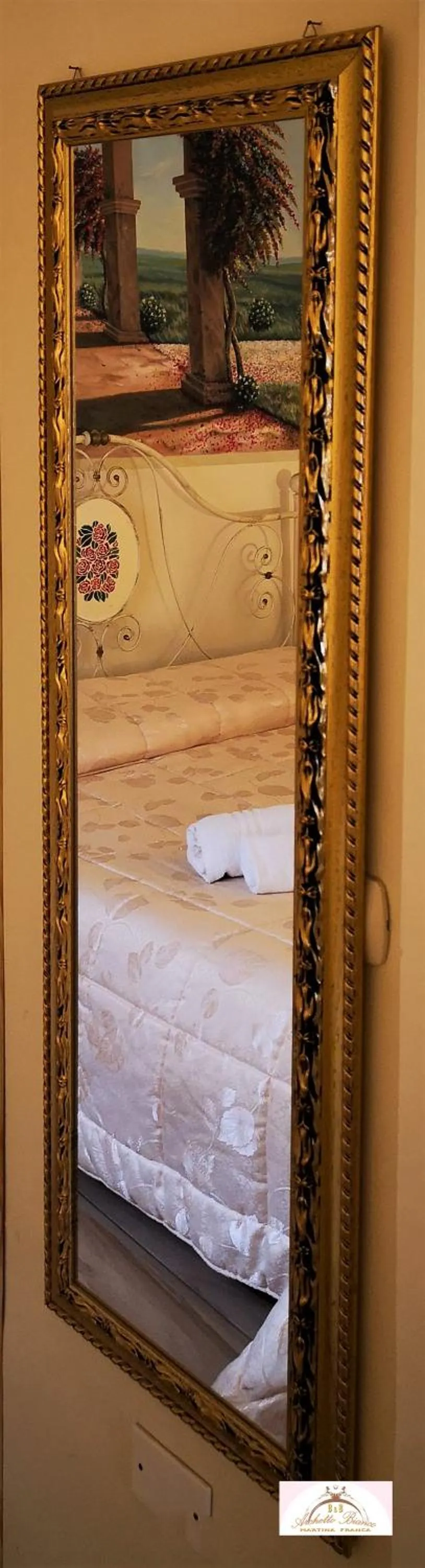 Decorative detail in Archetto Bianco