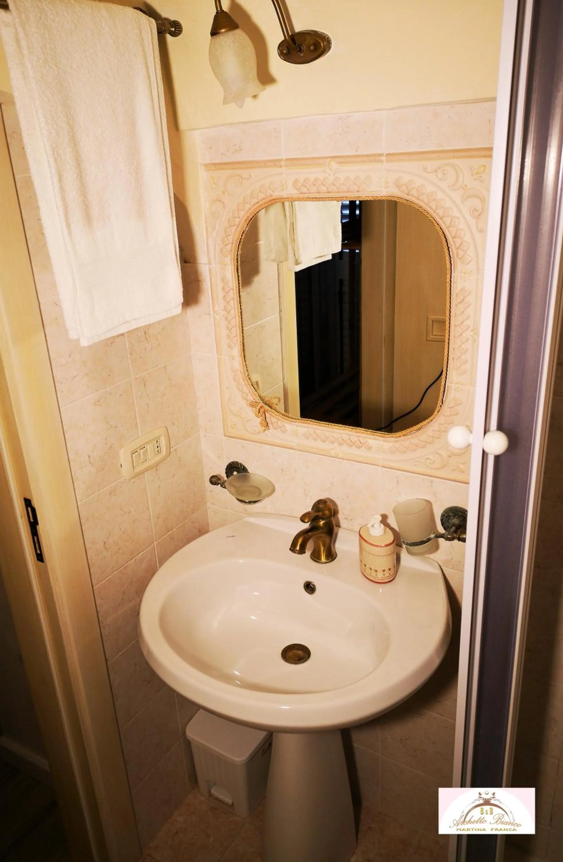 Bathroom in Archetto Bianco