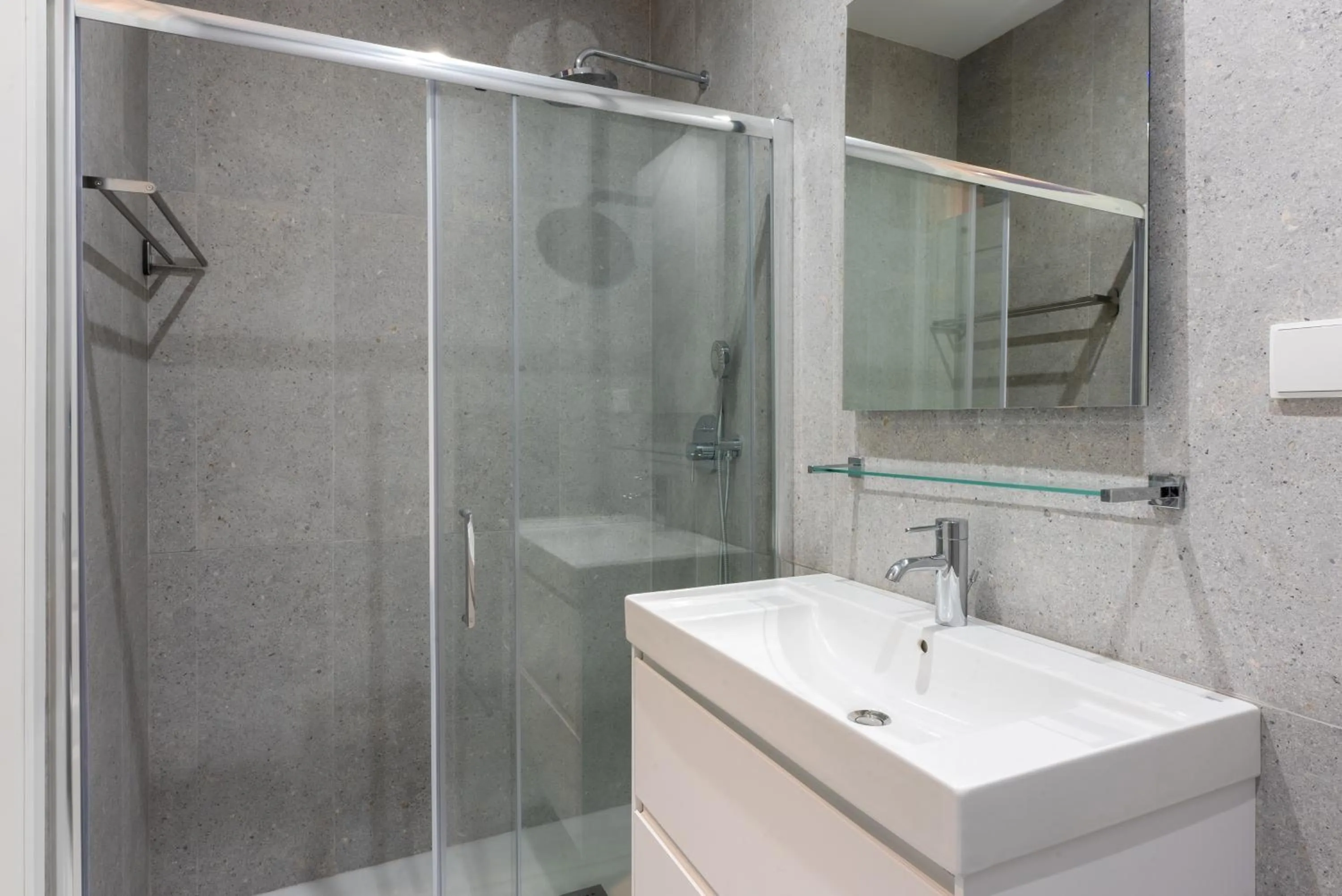Shower in Smartr Malaga Centro