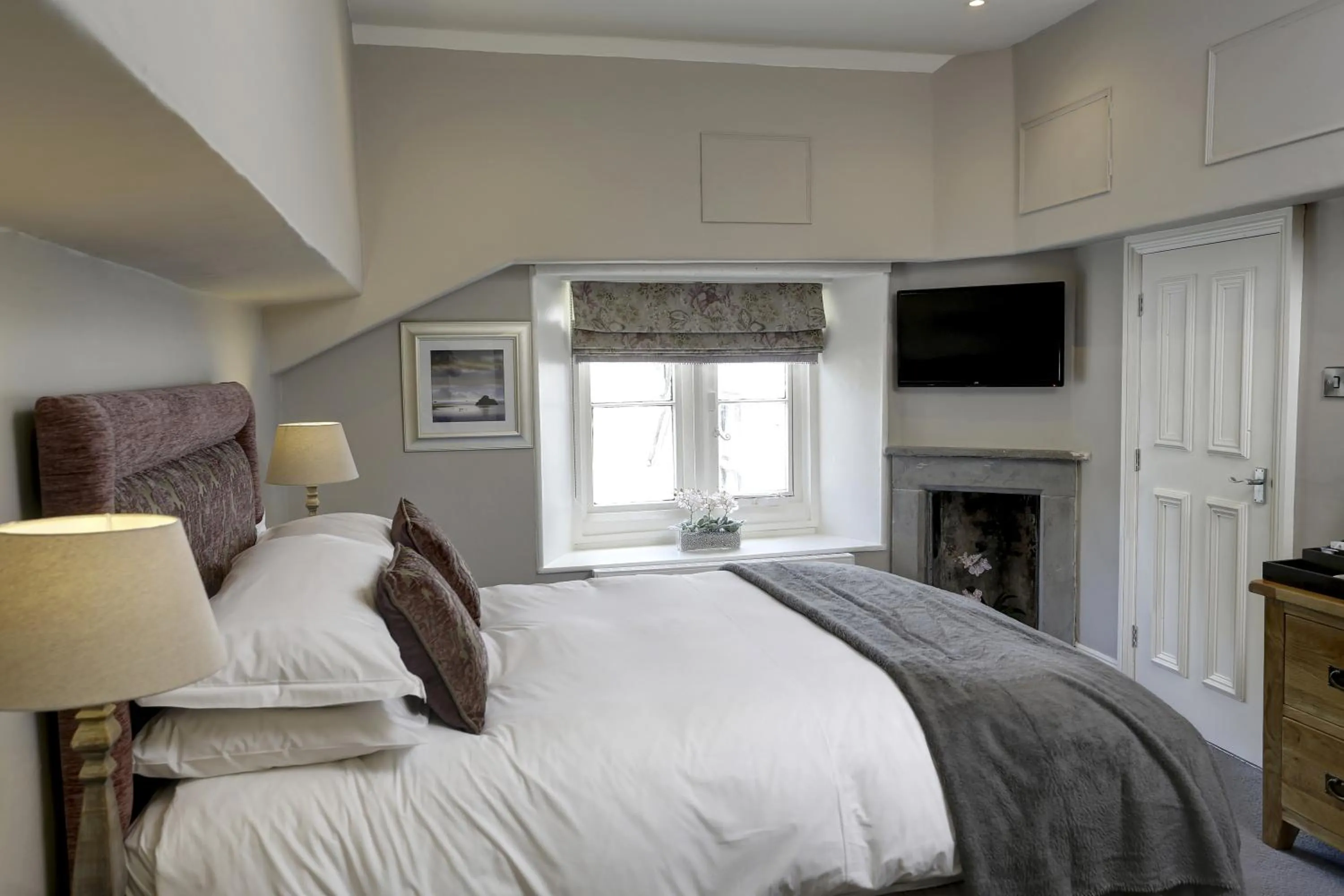 Bedroom, Bed in Falcon Manor Hotel