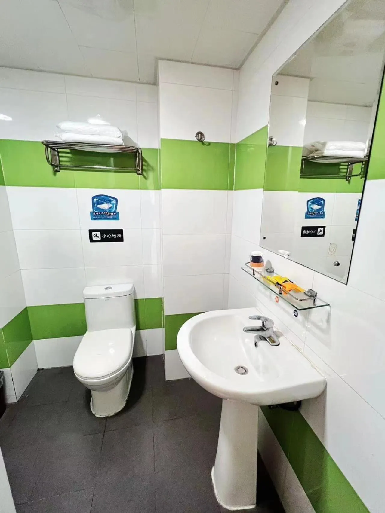 Toilet in M Hotel Xiamen Haicang Maqing Road Metro Station