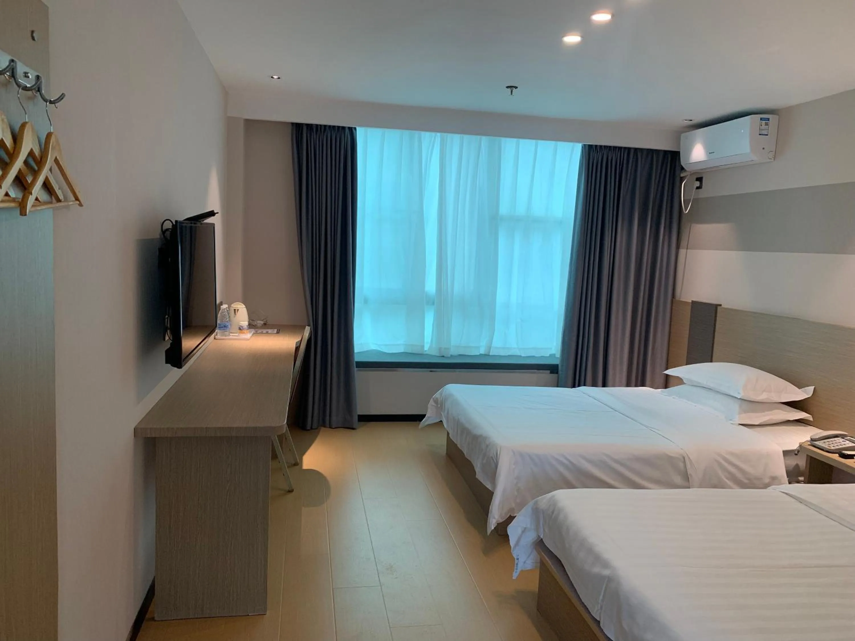 Photo of the whole room in M Hotel Xiamen Haicang Maqing Road Metro Station