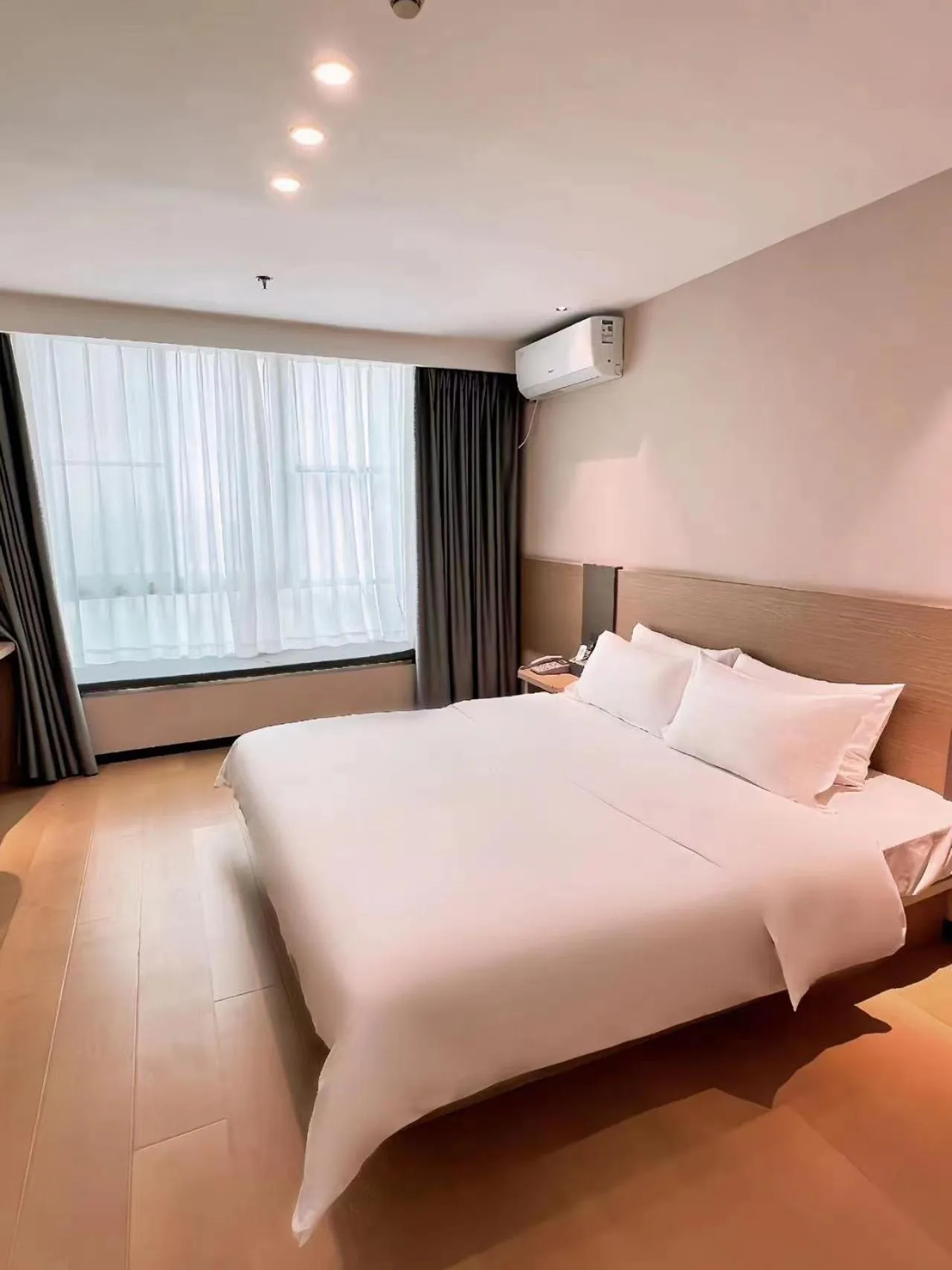 Photo of the whole room in M Hotel Xiamen Haicang Maqing Road Metro Station