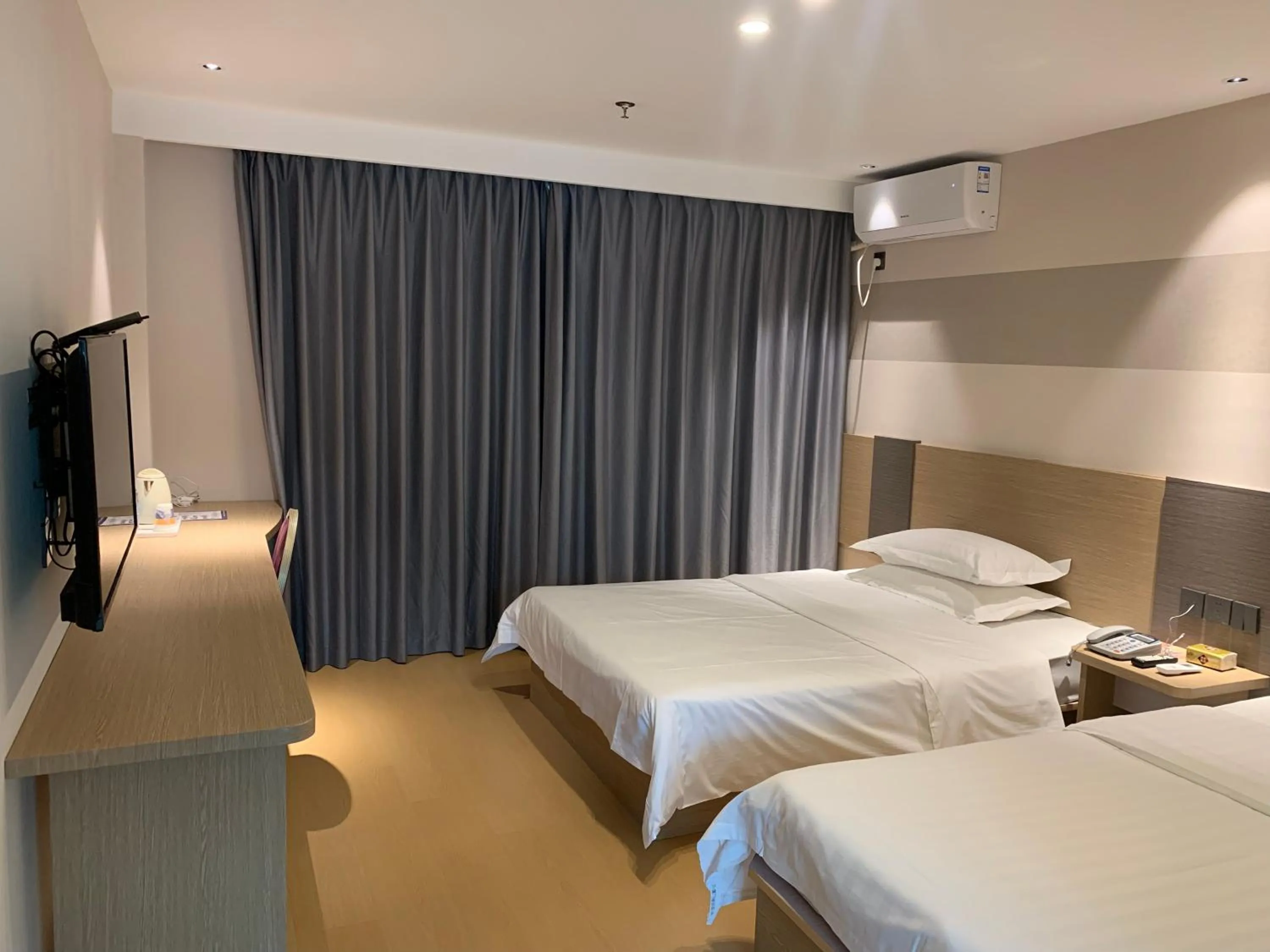 Bed in M Hotel Xiamen Haicang Maqing Road Metro Station