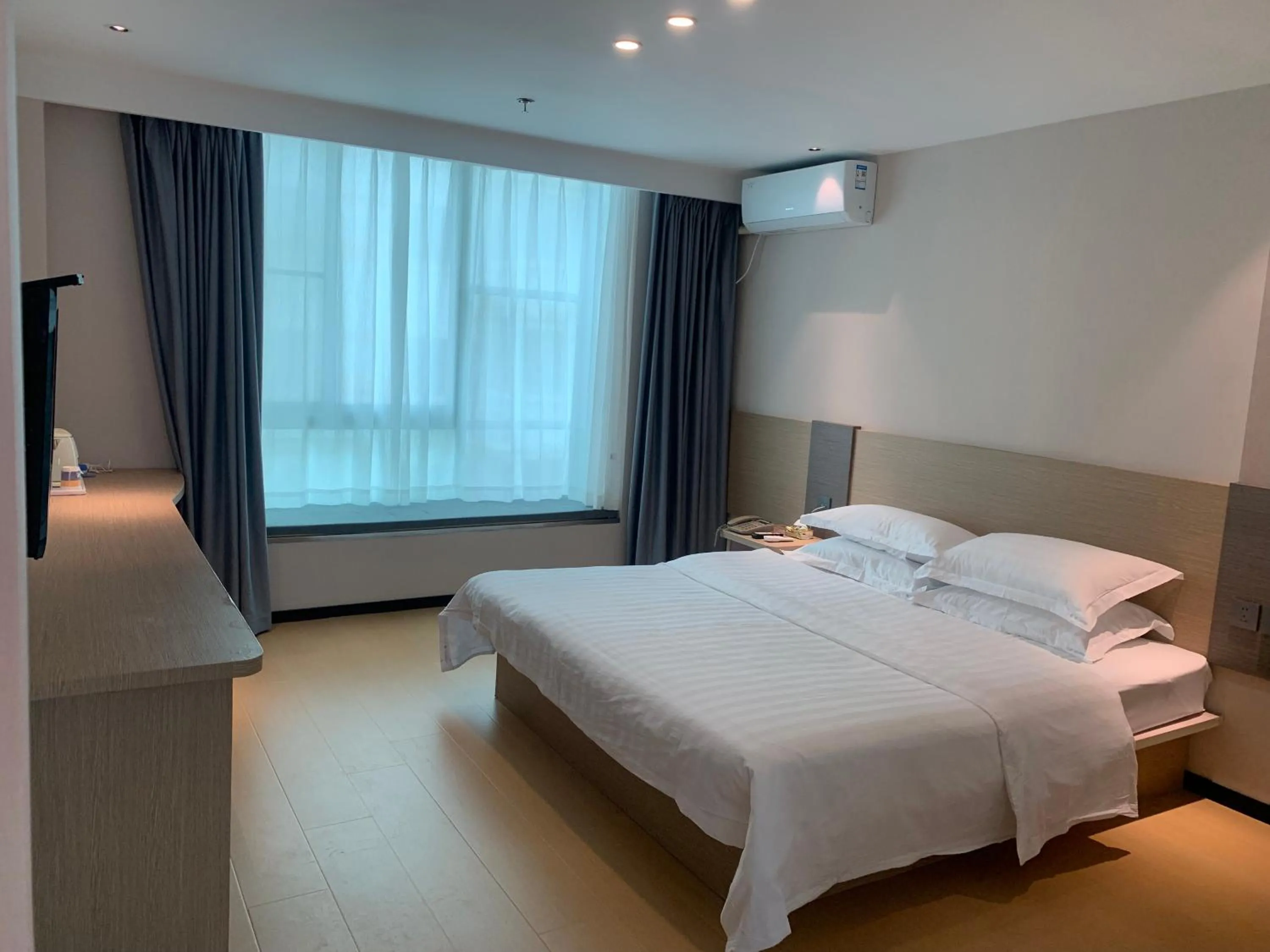 Photo of the whole room in M Hotel Xiamen Haicang Maqing Road Metro Station