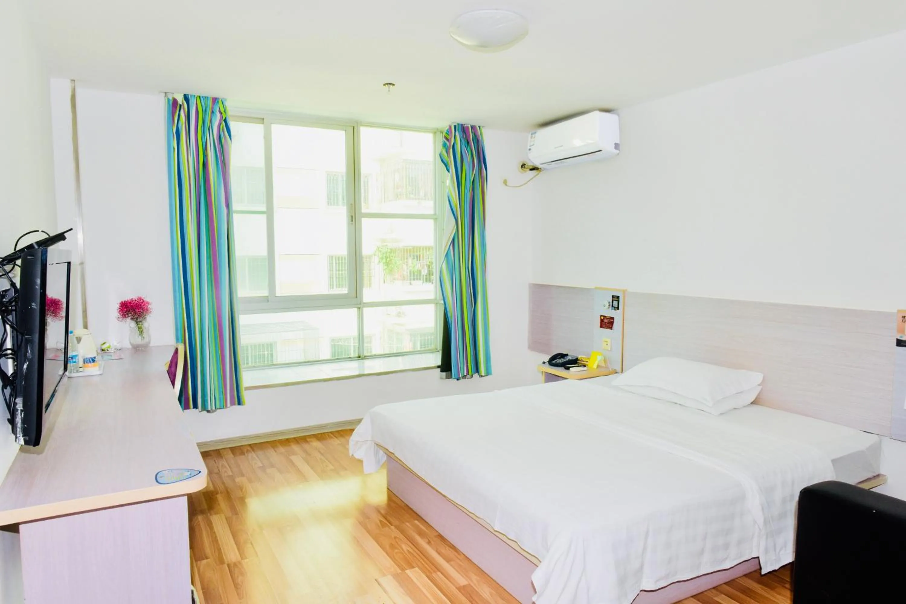 Bed in M Hotel Xiamen Haicang Maqing Road Metro Station