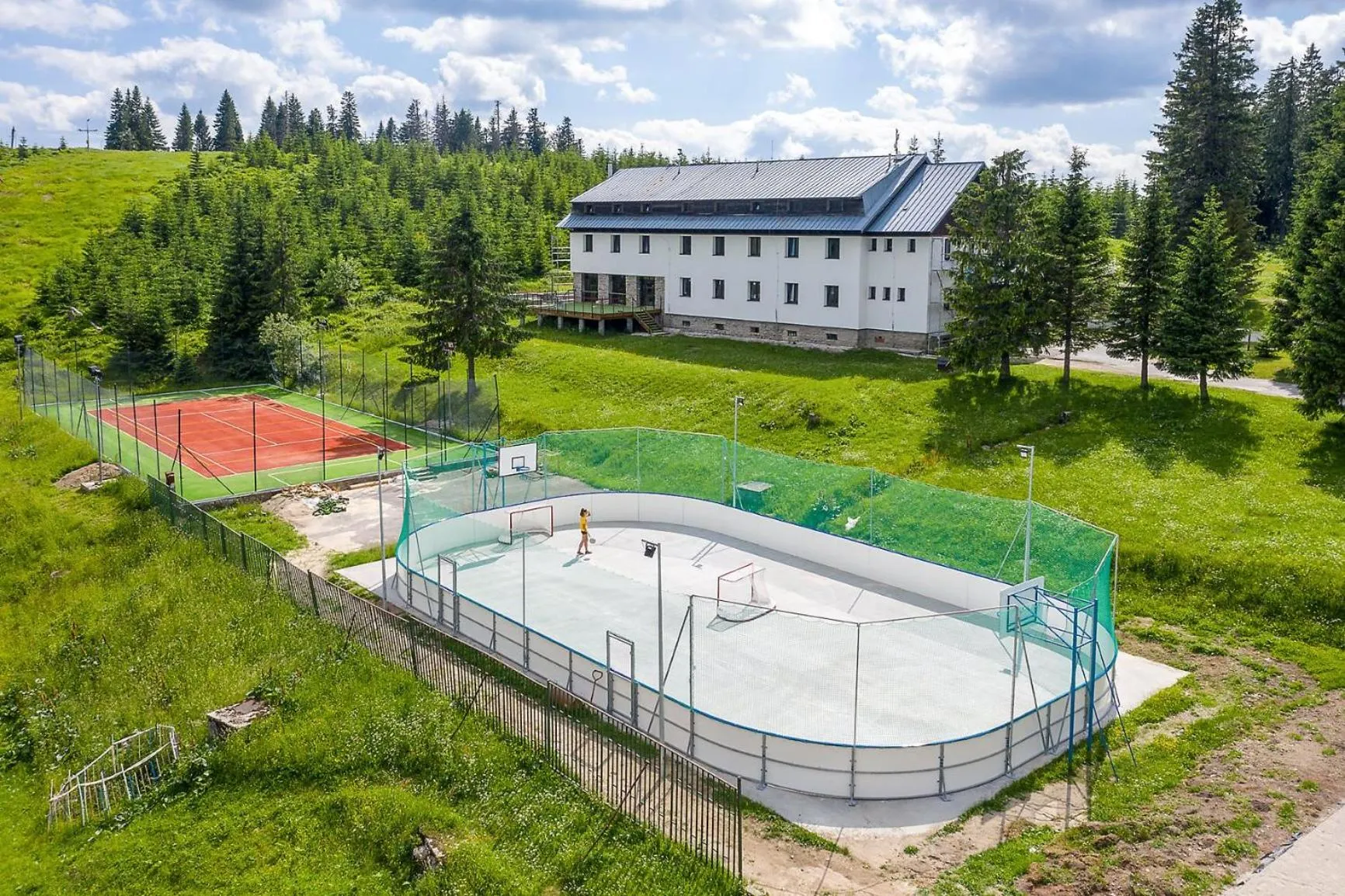 Tennis court in Hotel Granit Smrekovica