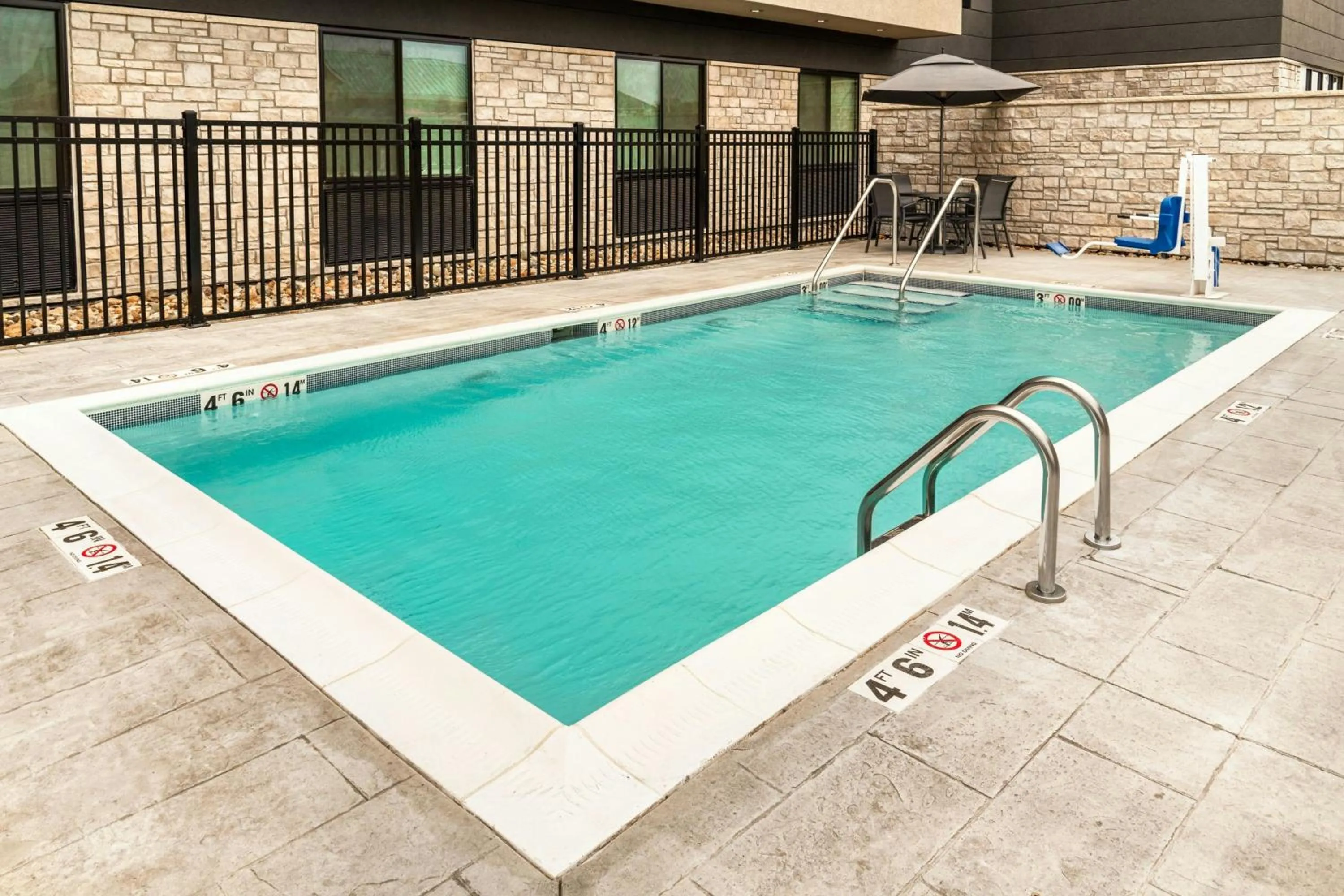 Swimming pool in Fairfield by Marriott Inn & Suites Norwalk