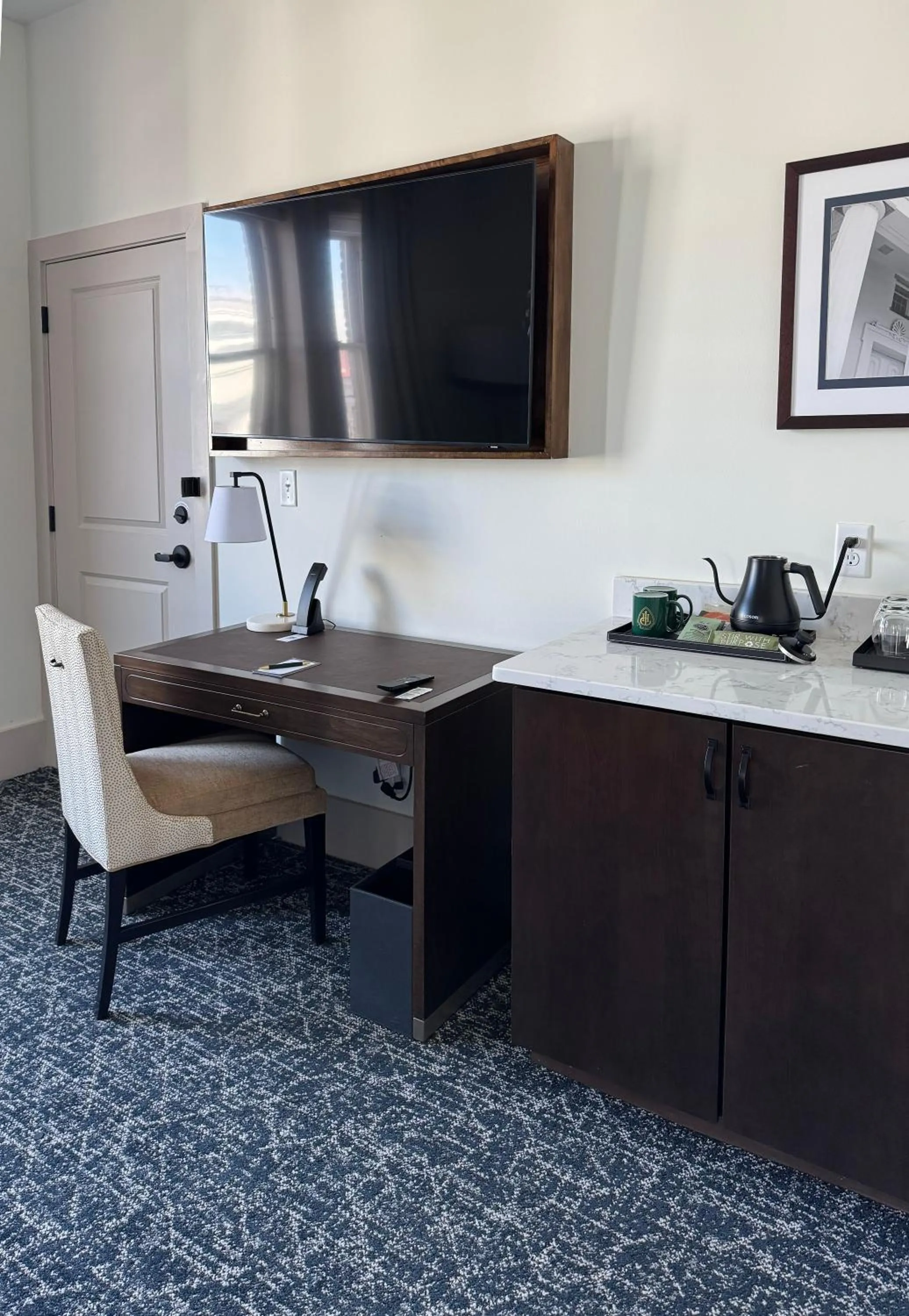 TV and multimedia in Hotel Petersburg, Tapestry Collection By Hilton