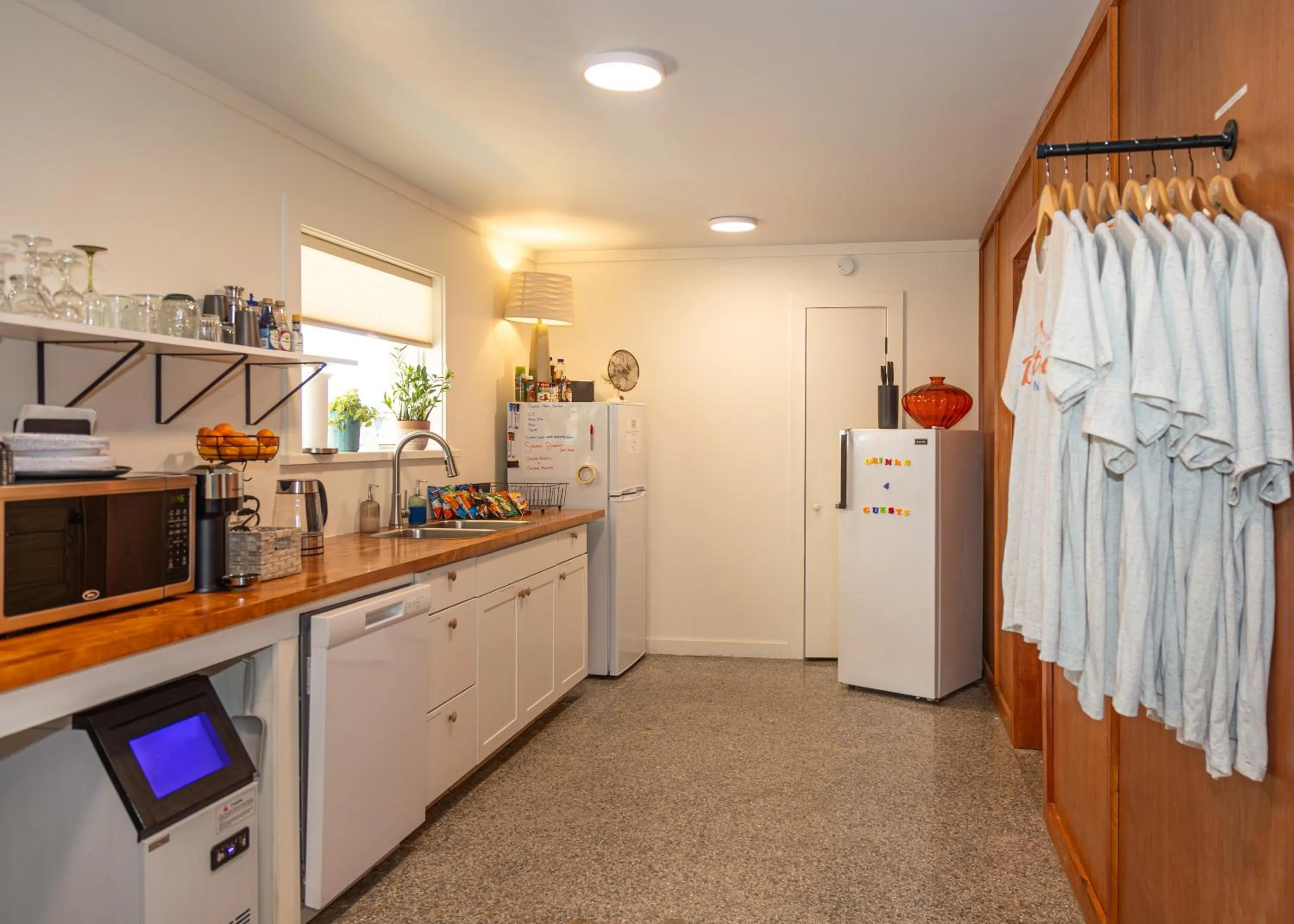 Kitchen or kitchenette in Driftwood Motel
