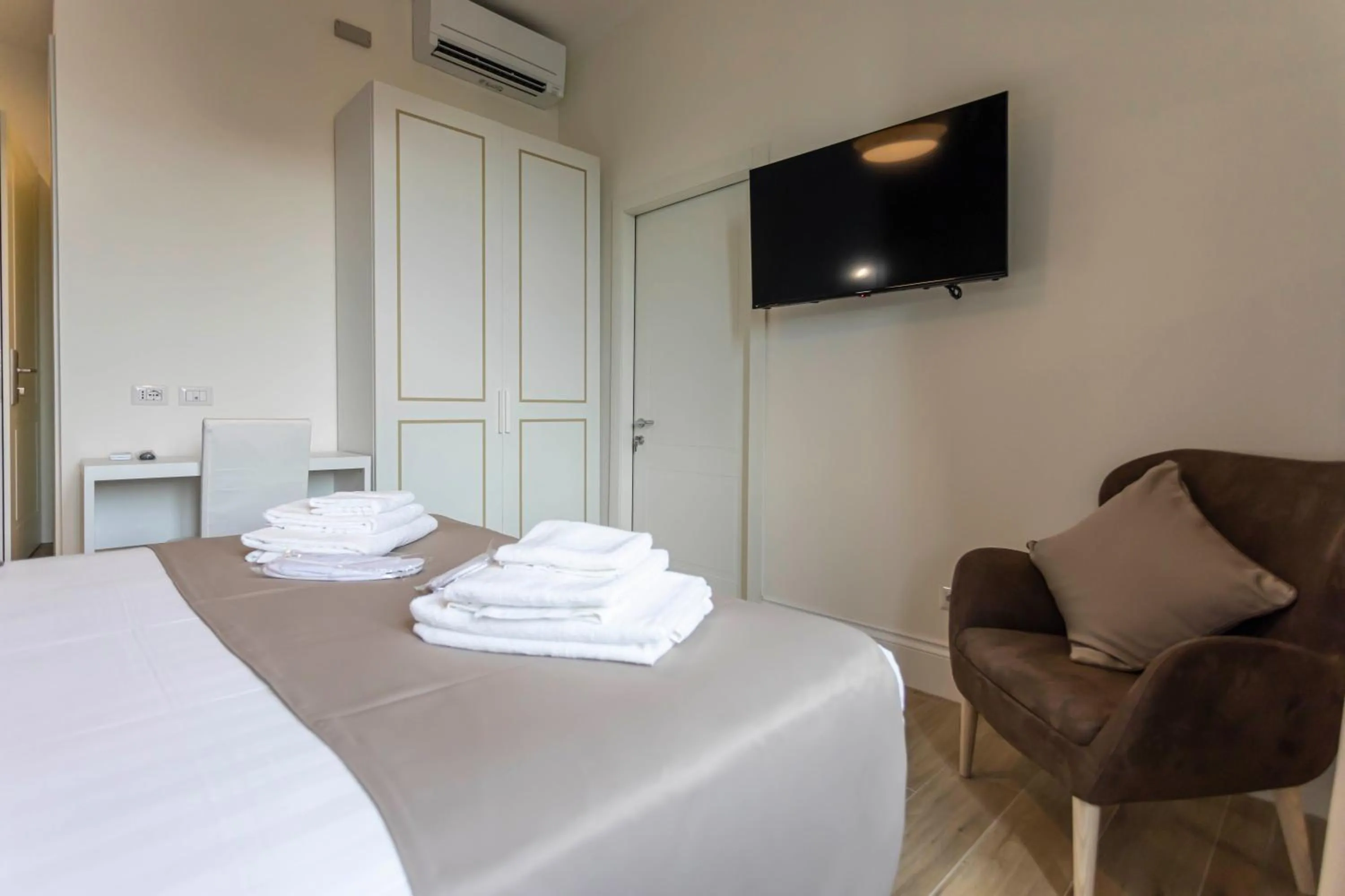 Bed in Flat 285 La Suite