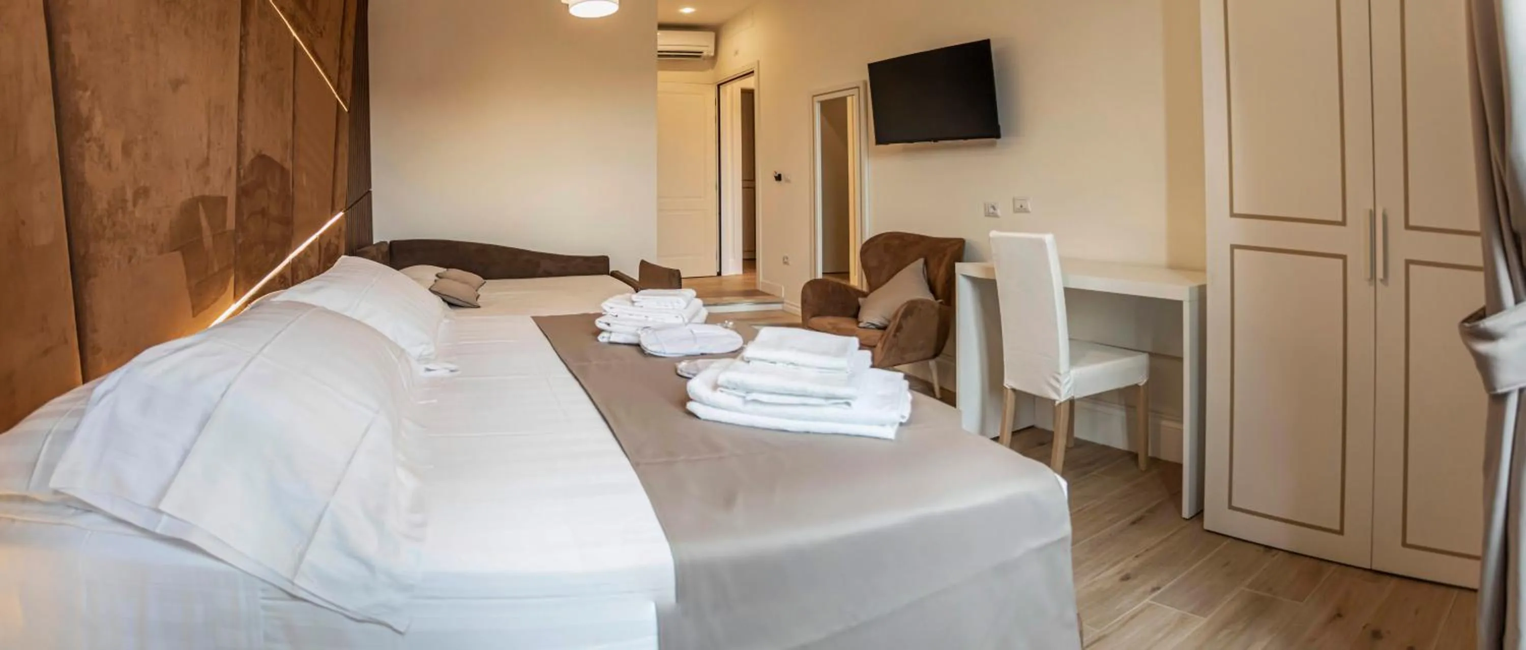 Bed in Flat 285 La Suite