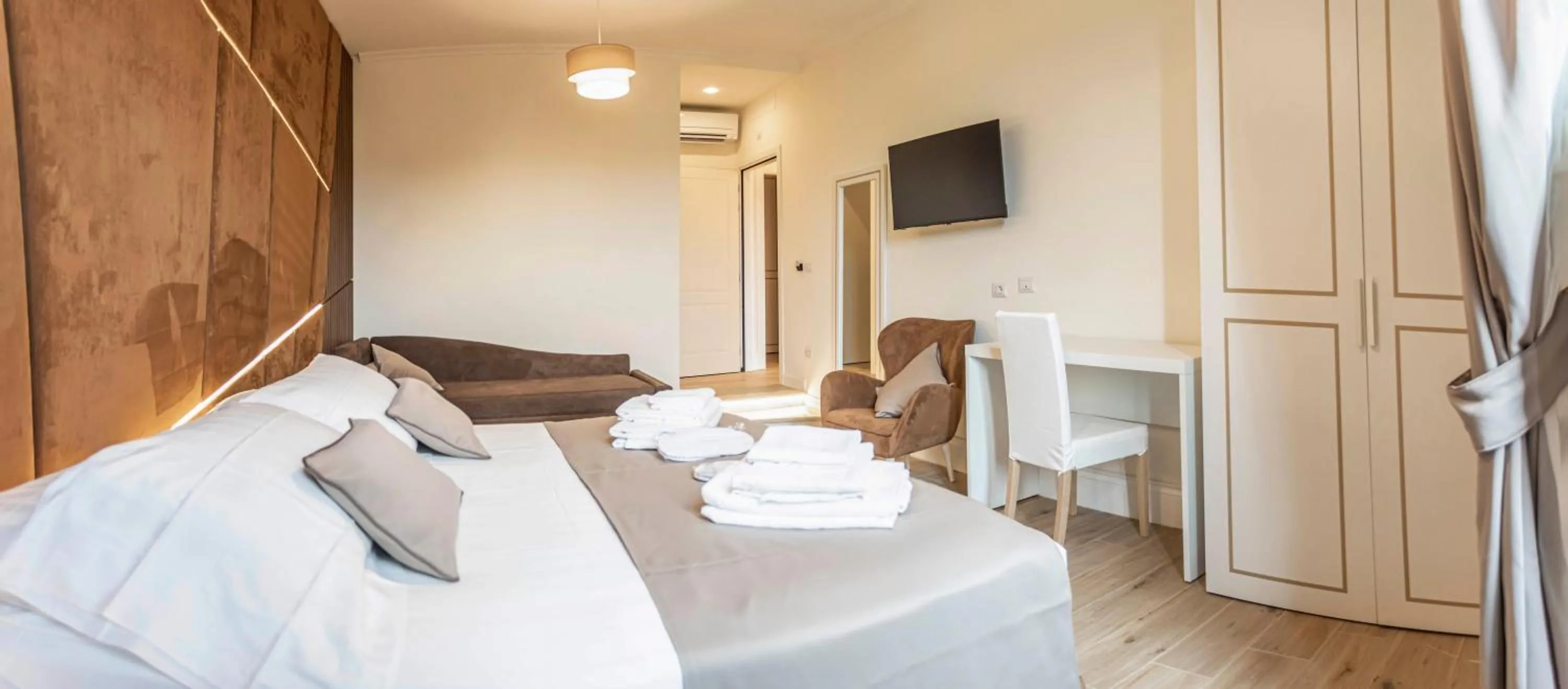 Bed in Flat 285 La Suite