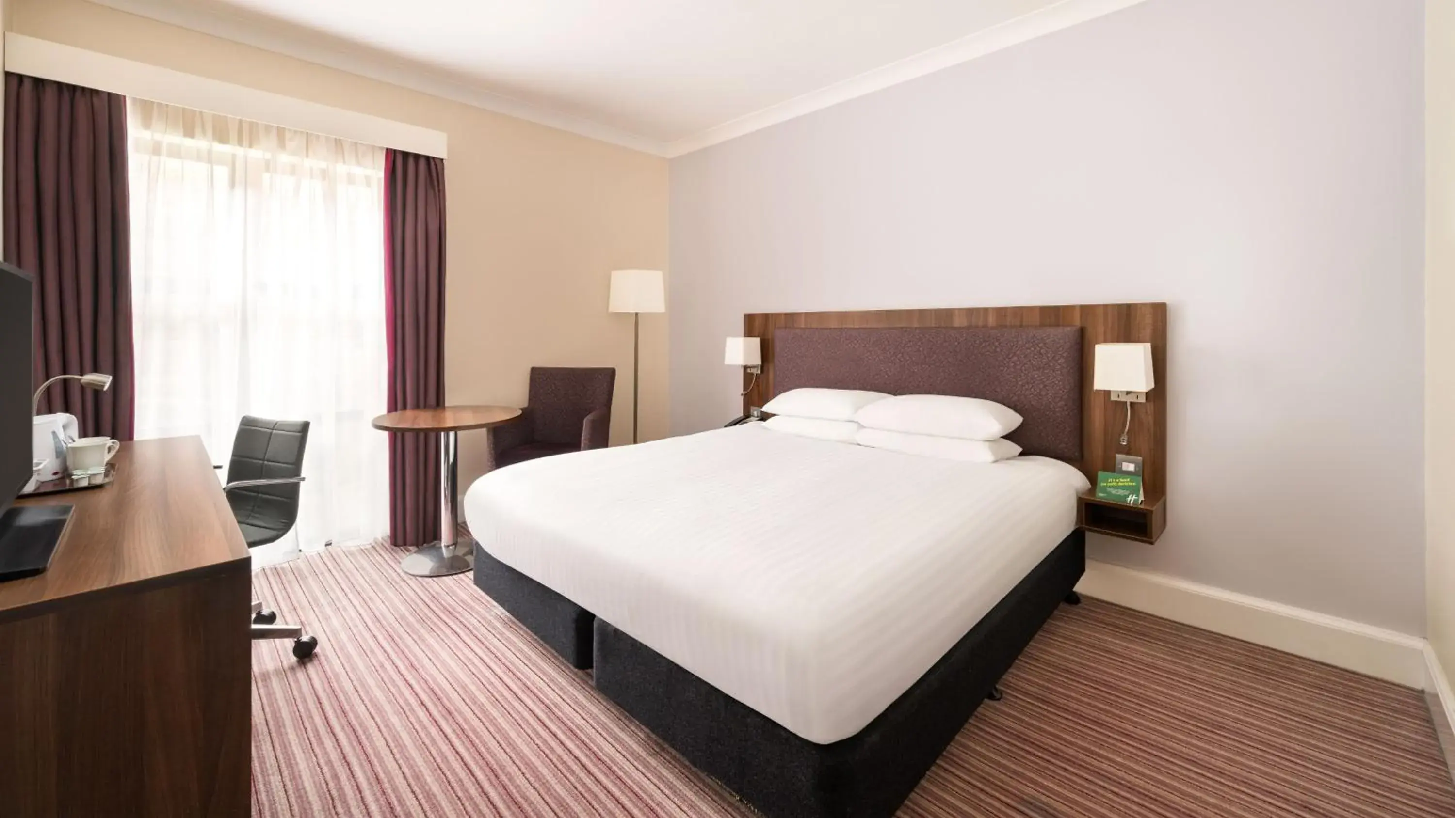 Standard Queen Room with Bath and Shower Combination in Holiday Inn Rotherham-Sheffield M1,Jct.33 by IHG Standard Queen Room with Bath and Shower Combination in Holiday Inn Rotherham-Sheffield M1,Jct.33 by IHG