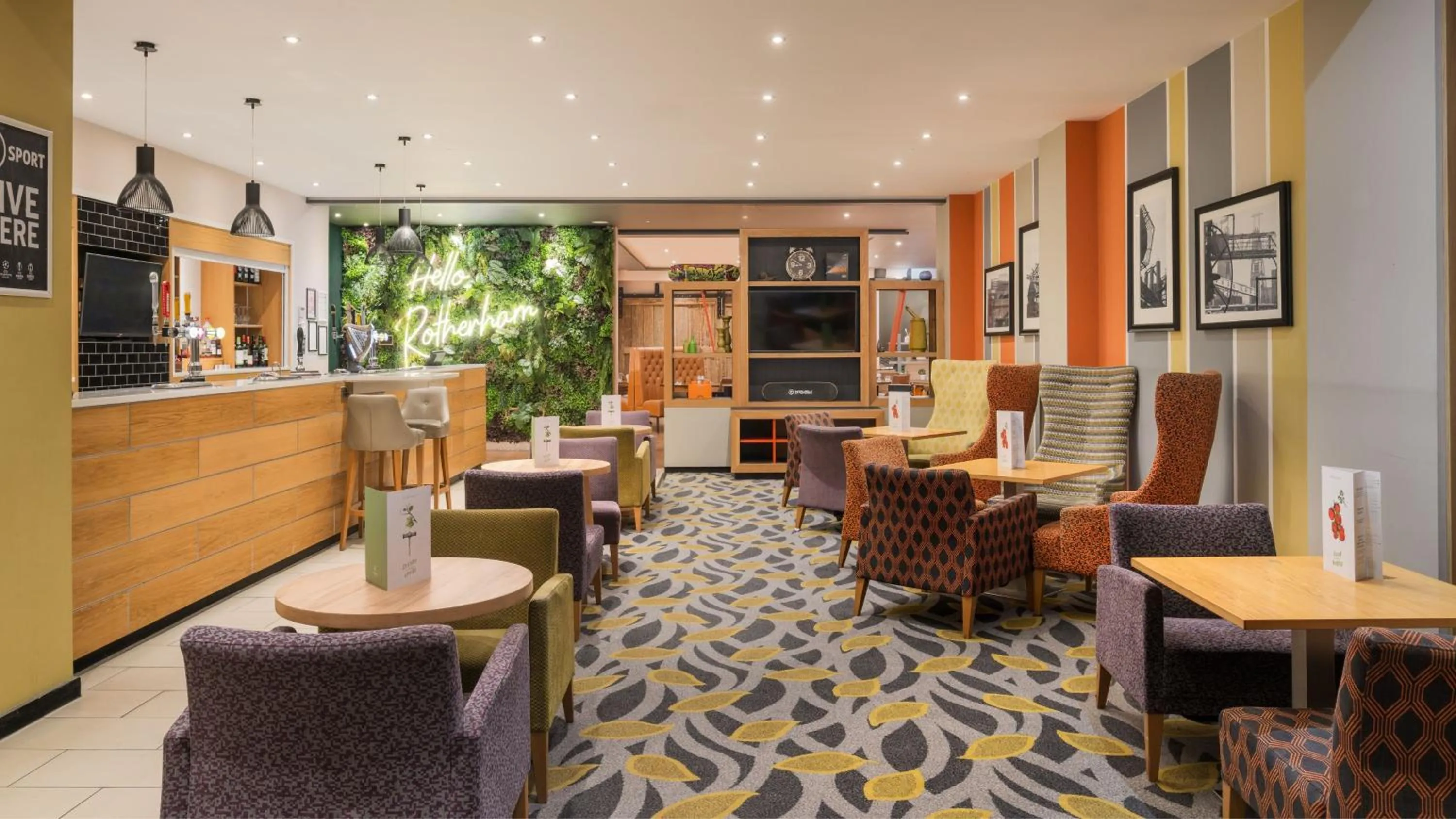 Lounge or bar in Holiday Inn Rotherham-Sheffield M1,Jct.33 by IHG