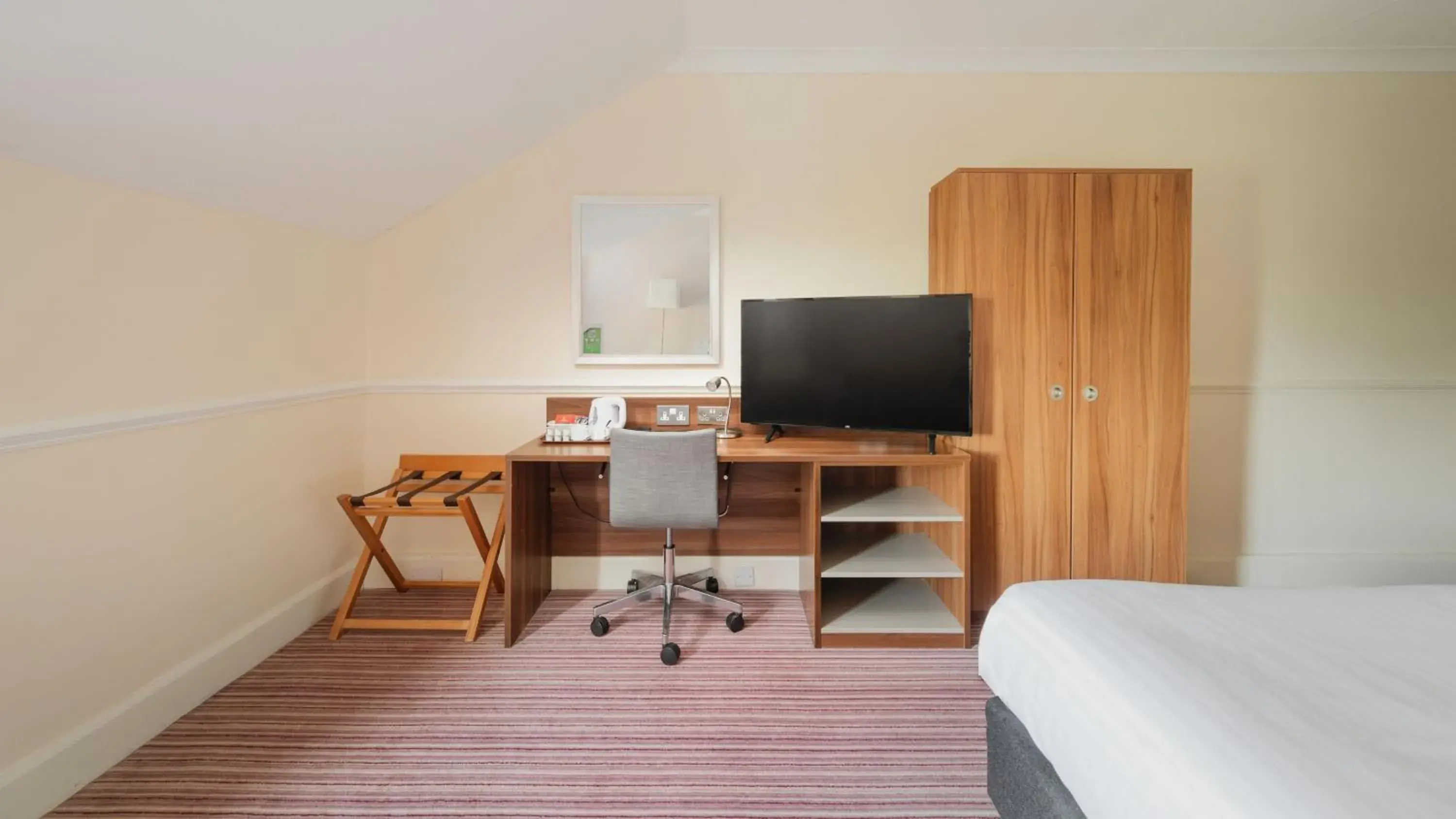 Standard Queen Room - Disability Access in Holiday Inn Rotherham-Sheffield M1,Jct.33 by IHG Standard Queen Room - Disability Access in Holiday Inn Rotherham-Sheffield M1,Jct.33 by IHG