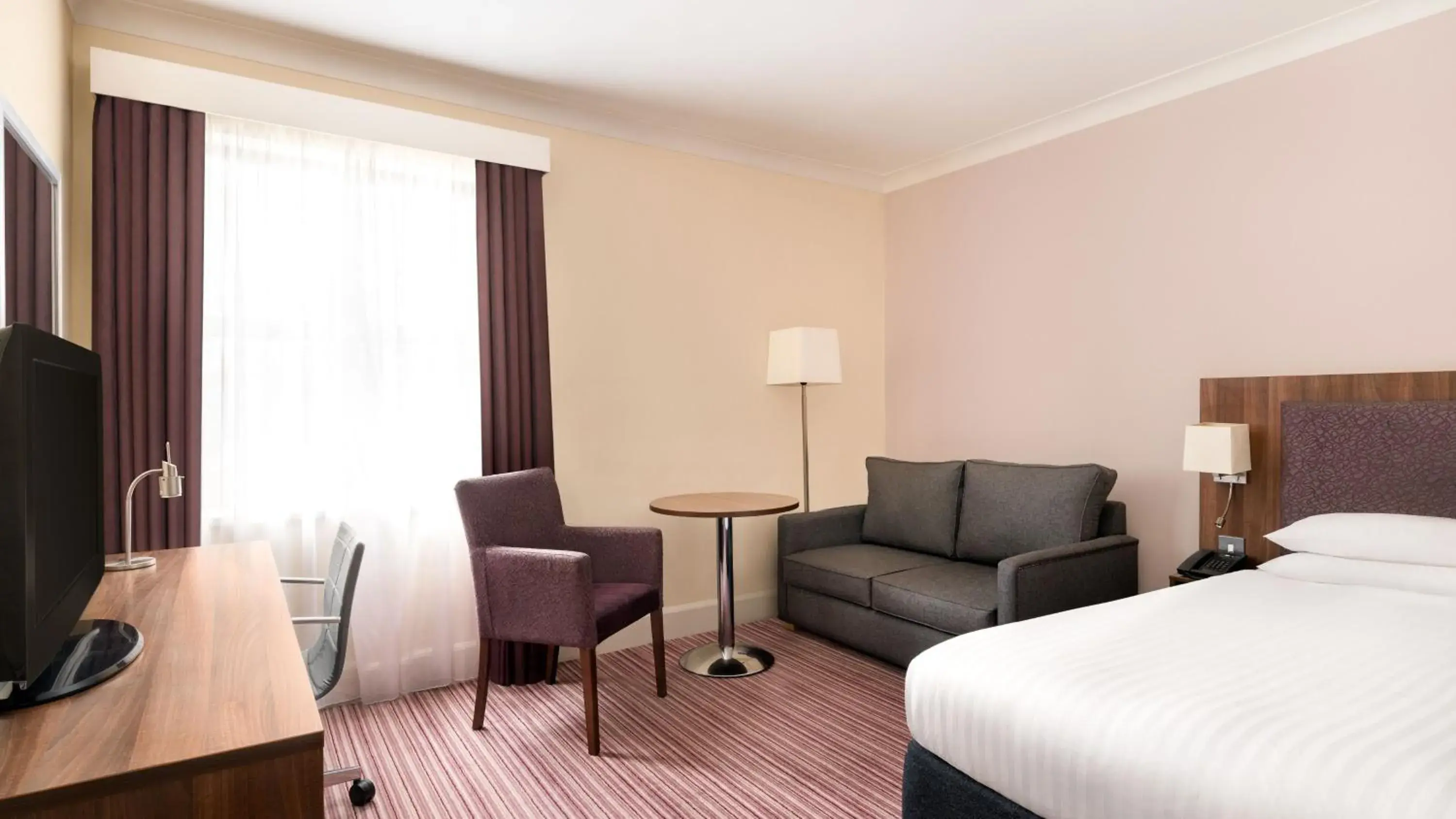 Standard Queen Room with Sofa Bed - Non-Smoking in Holiday Inn Rotherham-Sheffield M1,Jct.33 by IHG Standard Queen Room with Sofa Bed - Non-Smoking in Holiday Inn Rotherham-Sheffield M1,Jct.33 by IHG