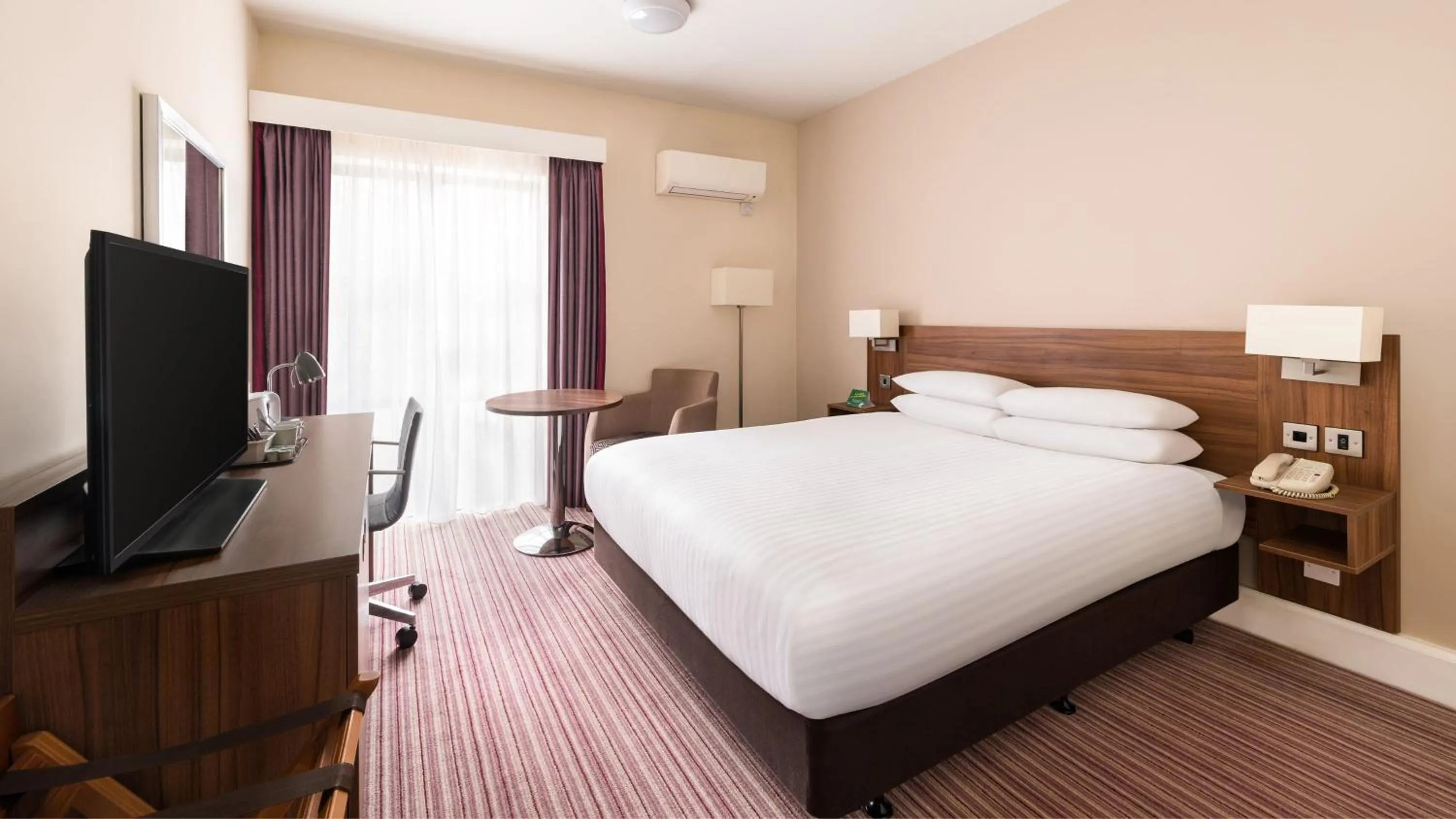 Photo of the whole room, Bed in Holiday Inn Rotherham-Sheffield M1,Jct.33 by IHG