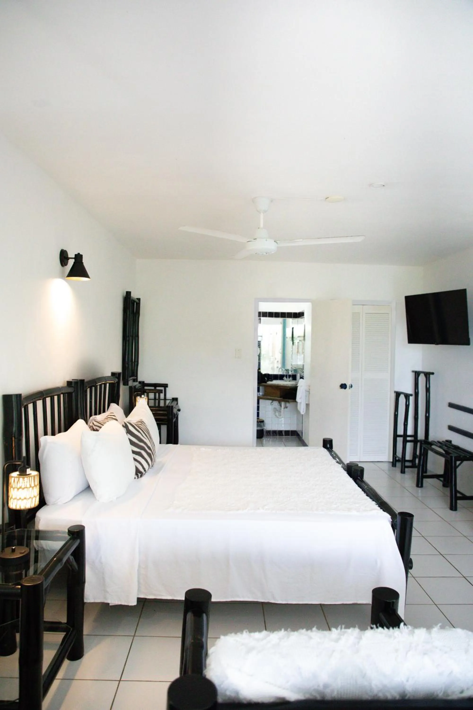 Photo of the whole room, Bed in LF Jungle Retreat