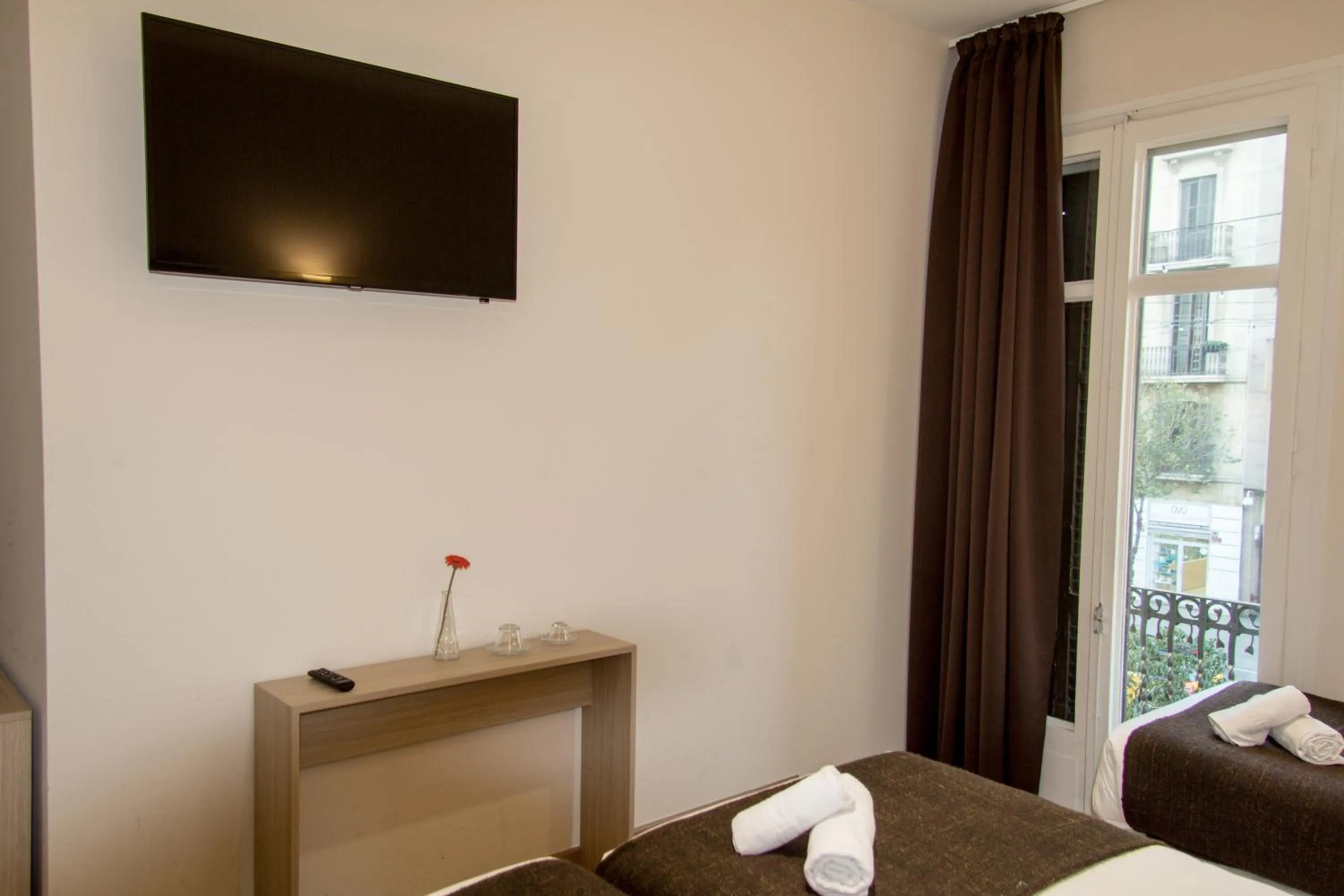 Day, Bed in Hostal Barcelona Travel