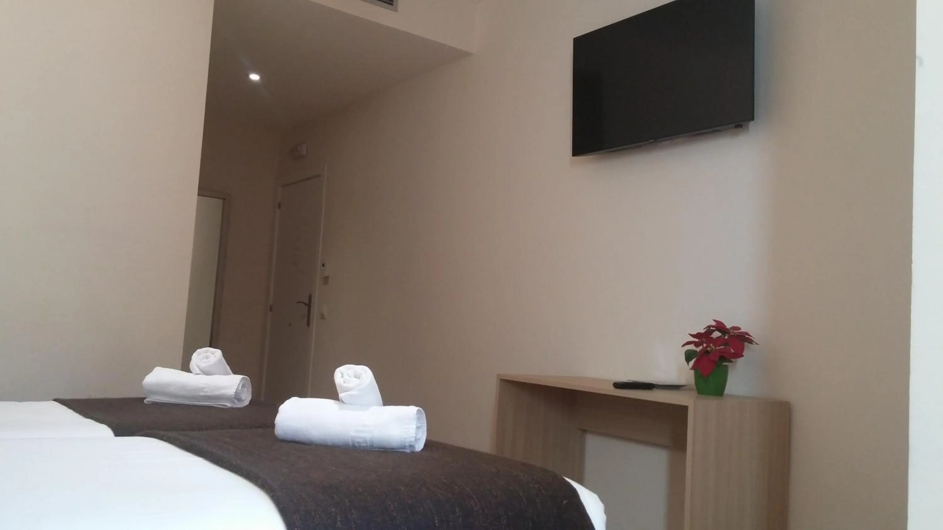 Photo of the whole room, Bed in Hostal Barcelona Travel