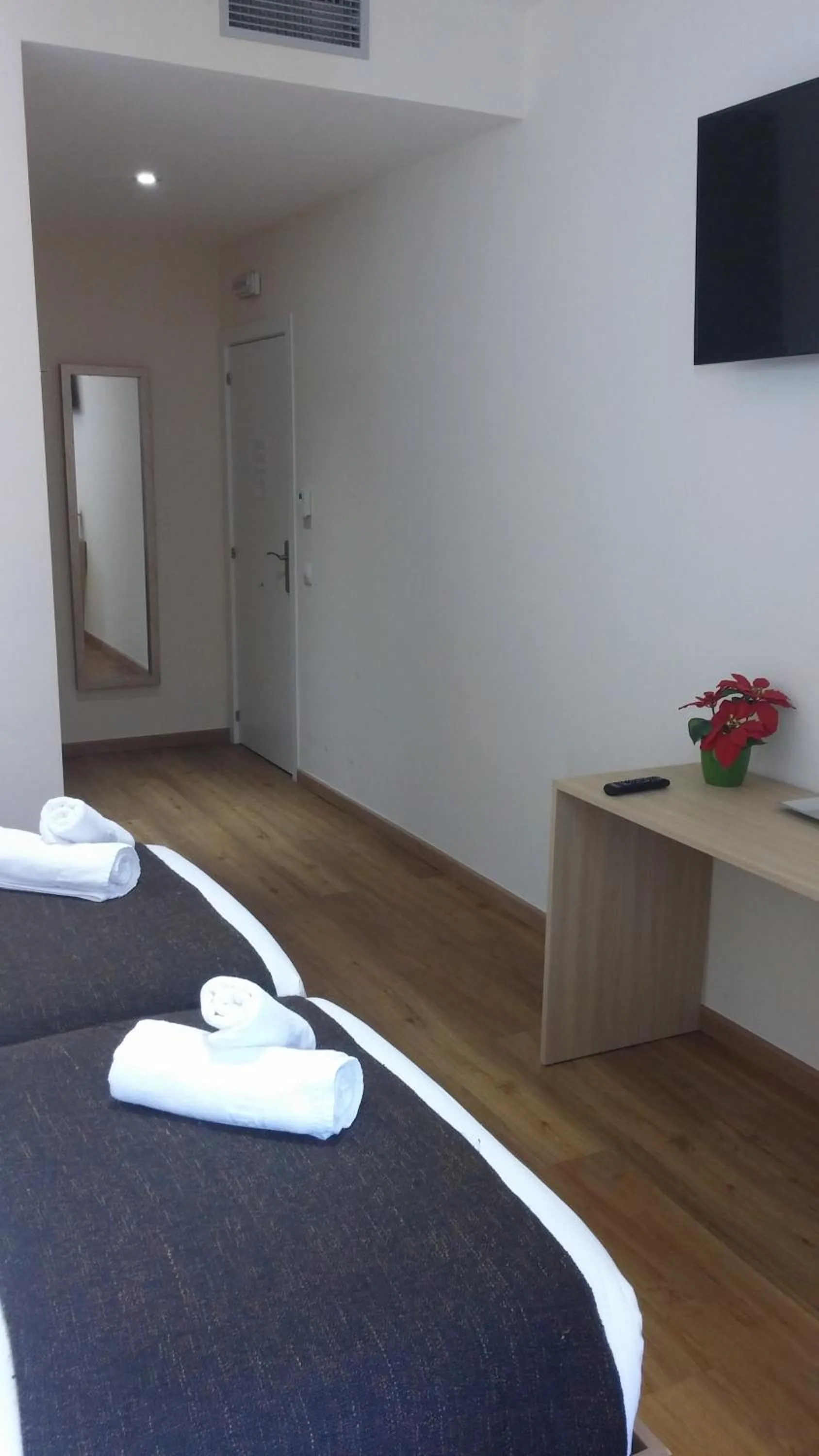 Bed in Hostal Barcelona Travel