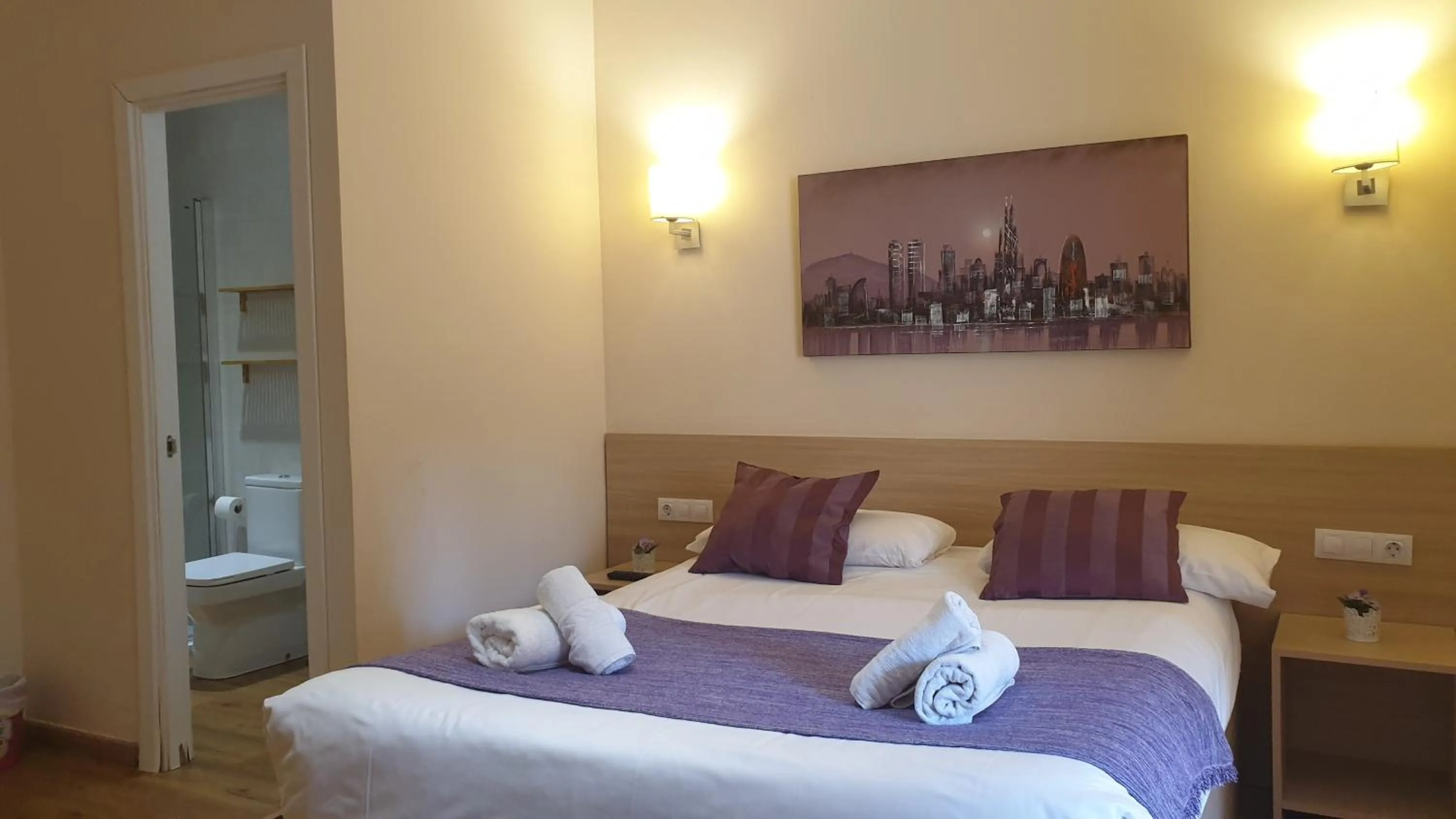 Bedroom, Bed in Hostal Barcelona Travel