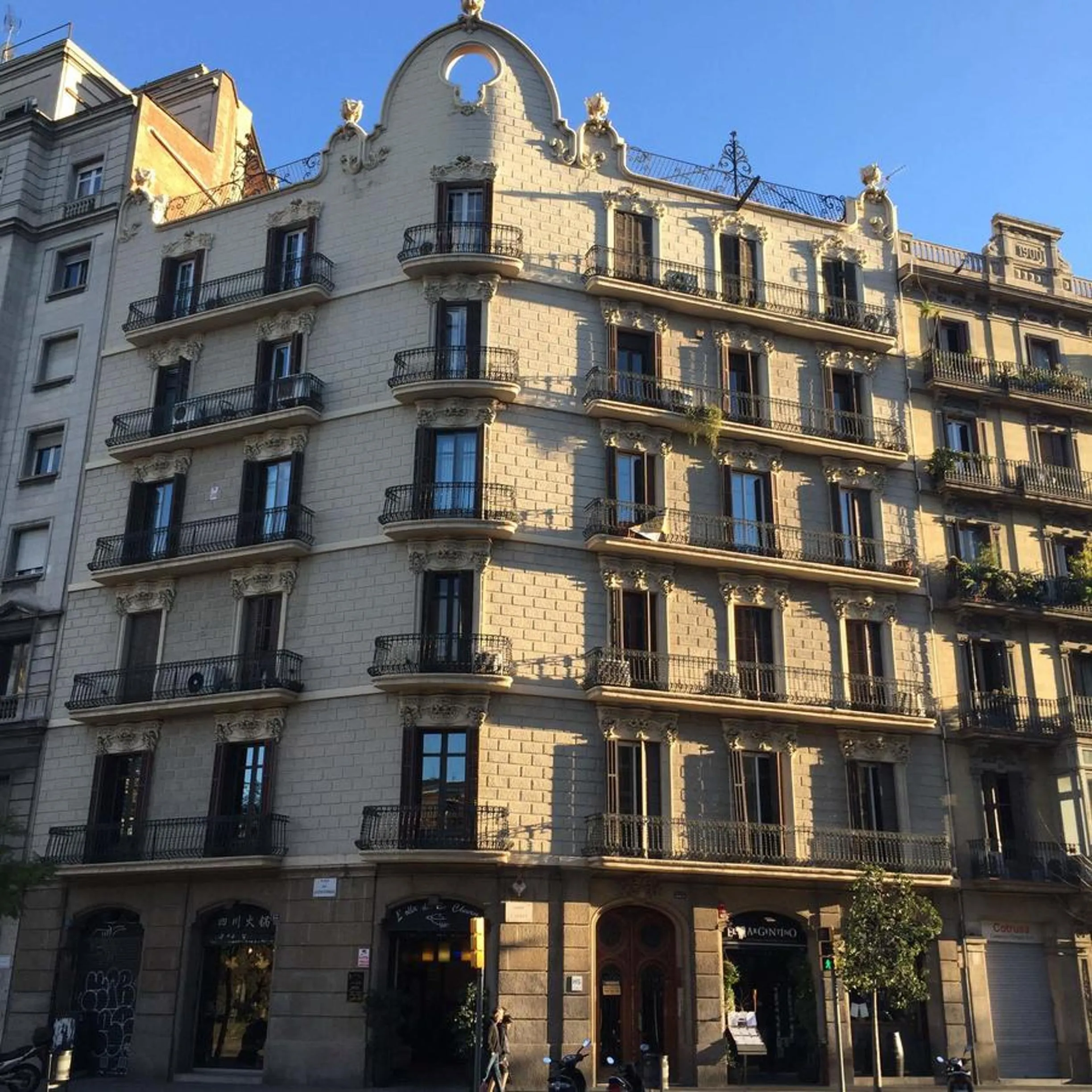 Property building in Hostal Barcelona Travel