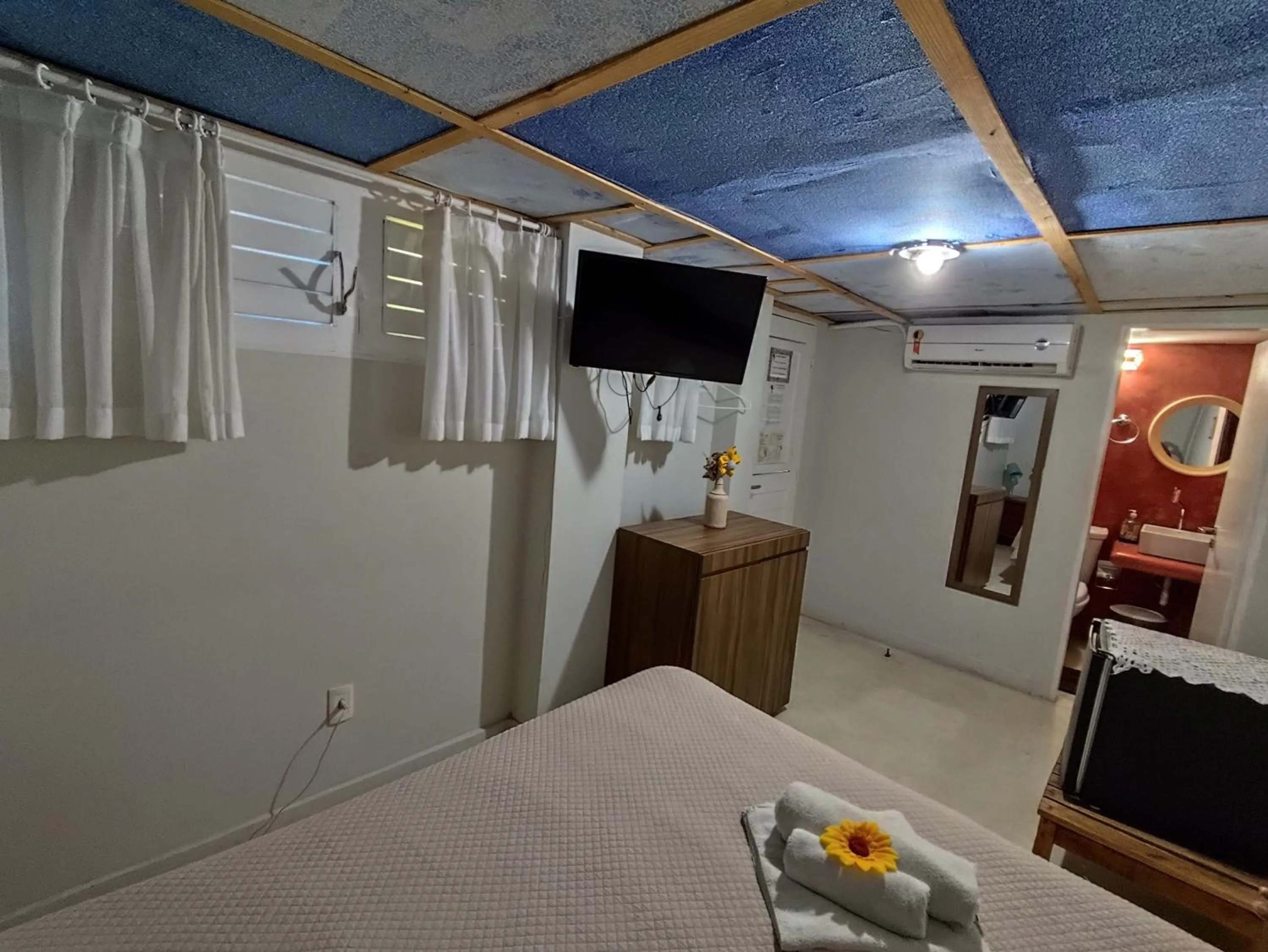 Communal lounge/ TV room, Bed in Kabatukila Pousada