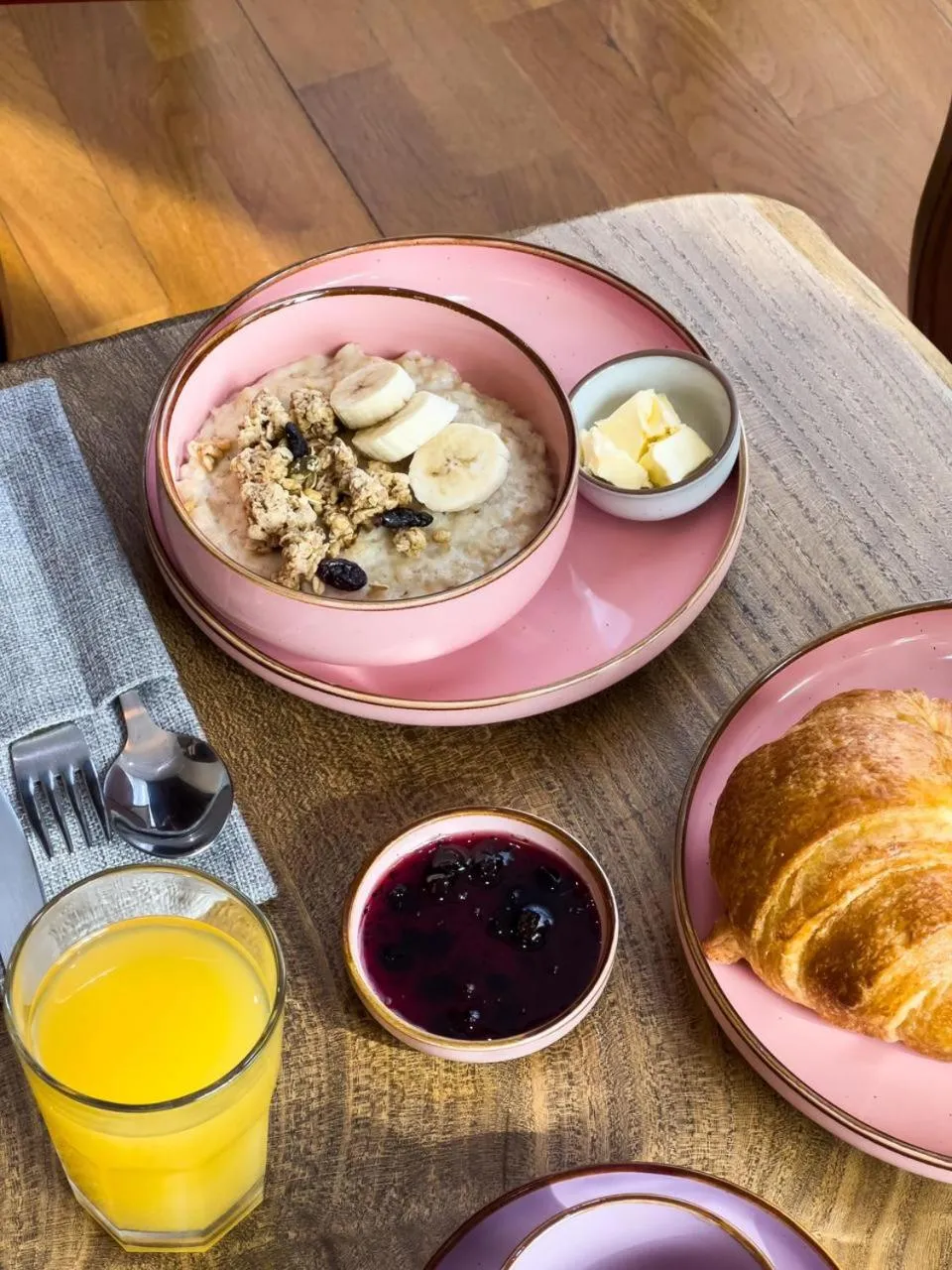 Breakfast in Apartment 5