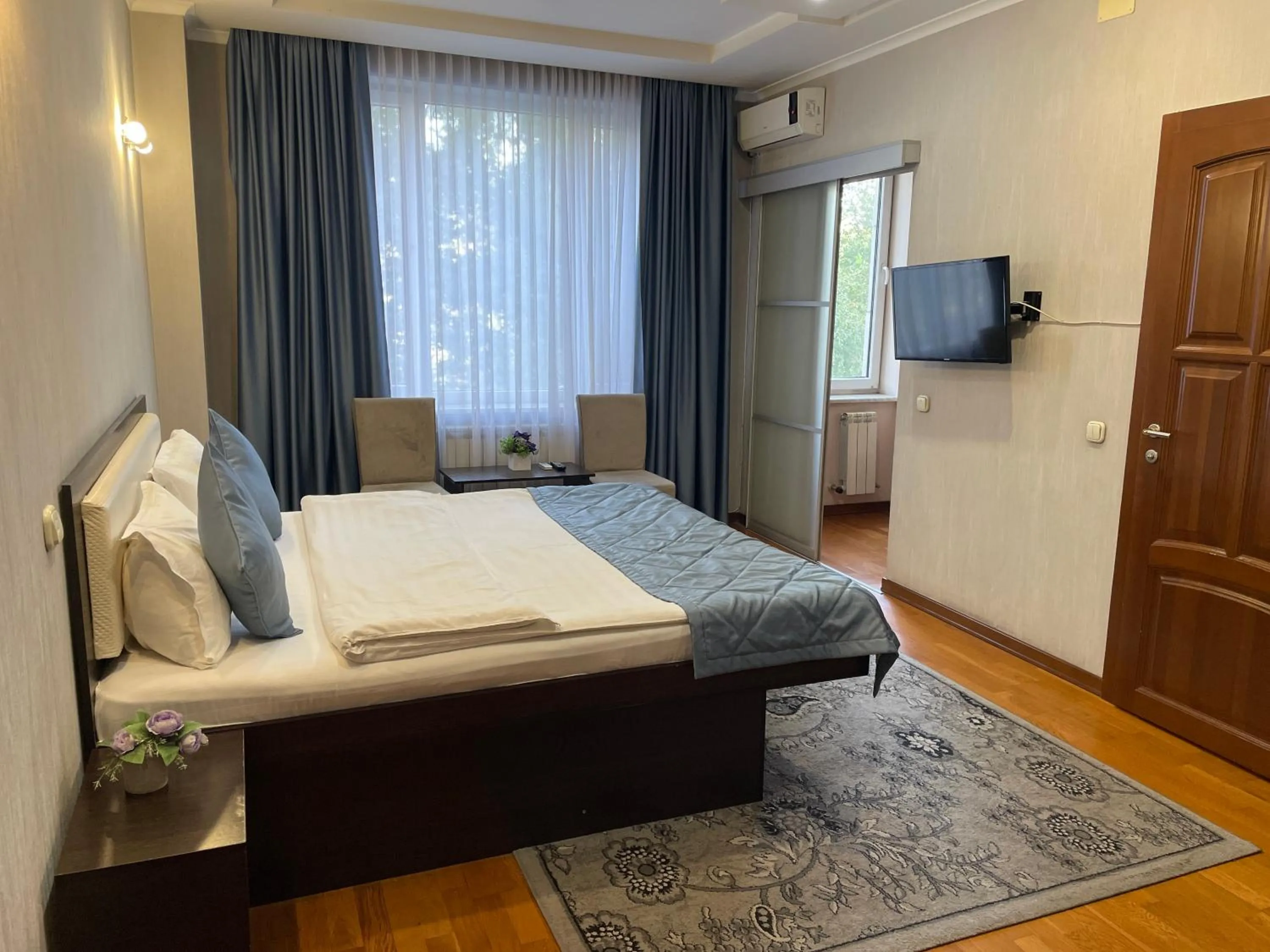 Photo of the whole room, Bed in Apartment 5