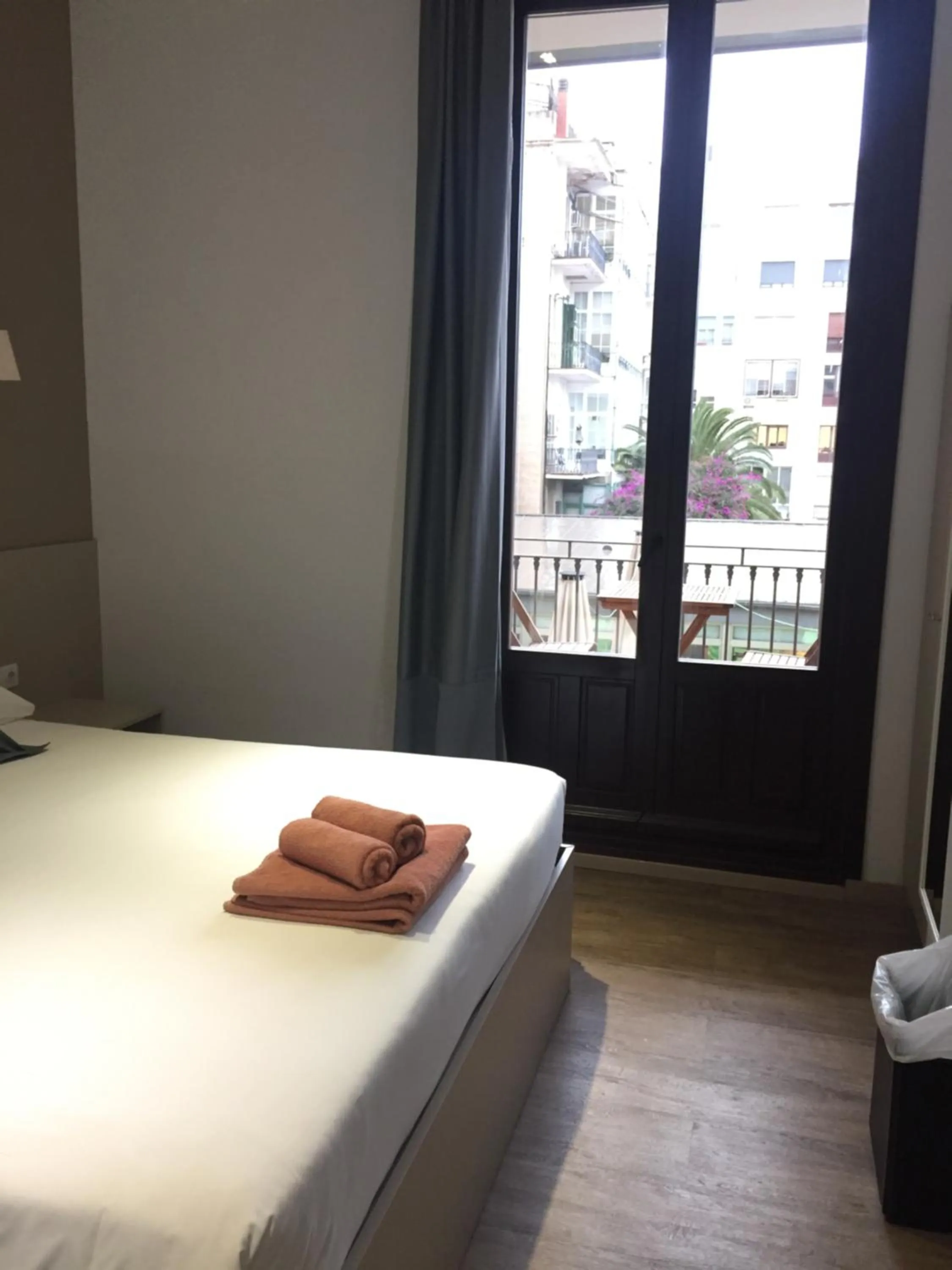 Photo of the whole room in Hostalin Barcelona Passeig de Gracia