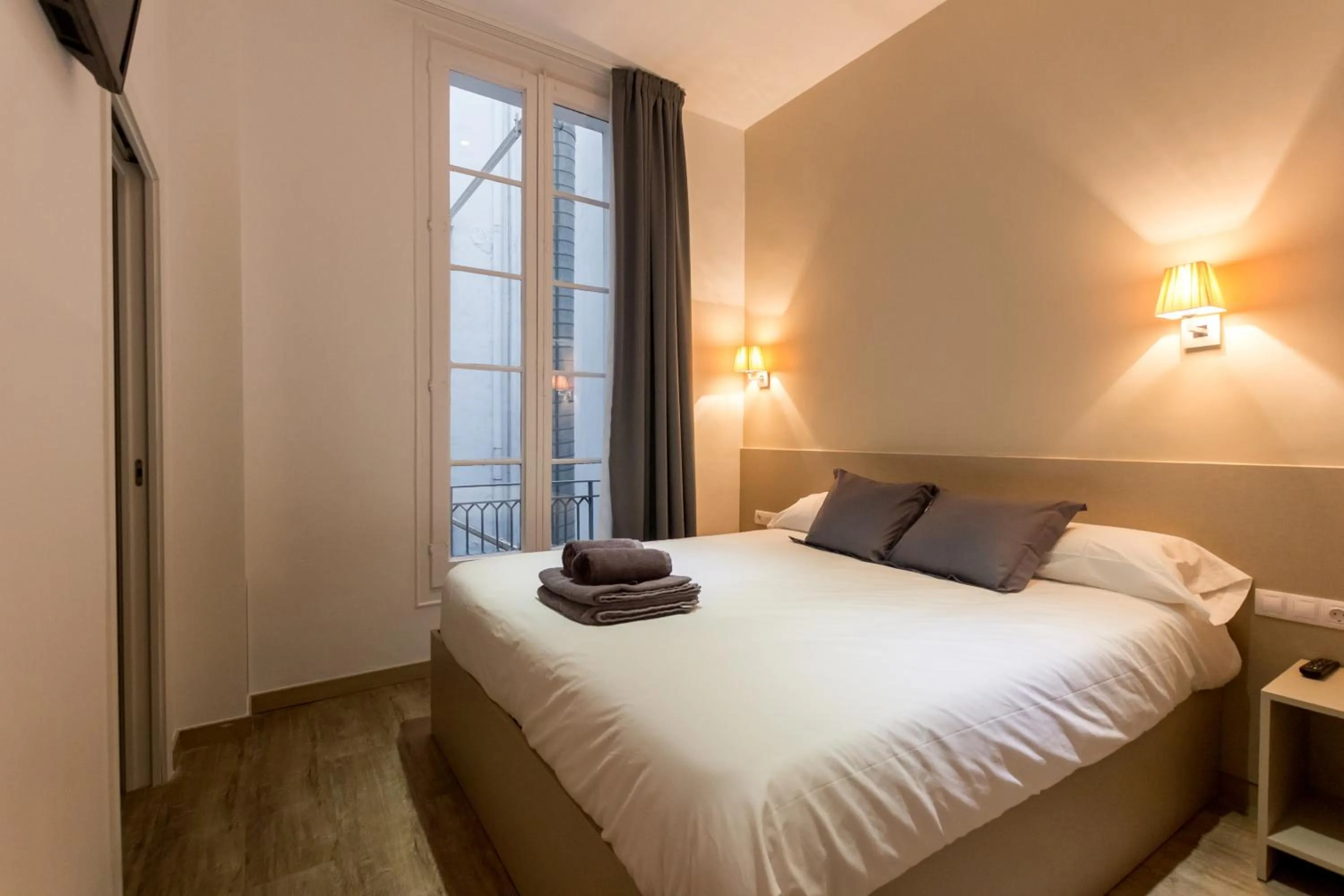 Photo of the whole room in Hostalin Barcelona Passeig de Gracia