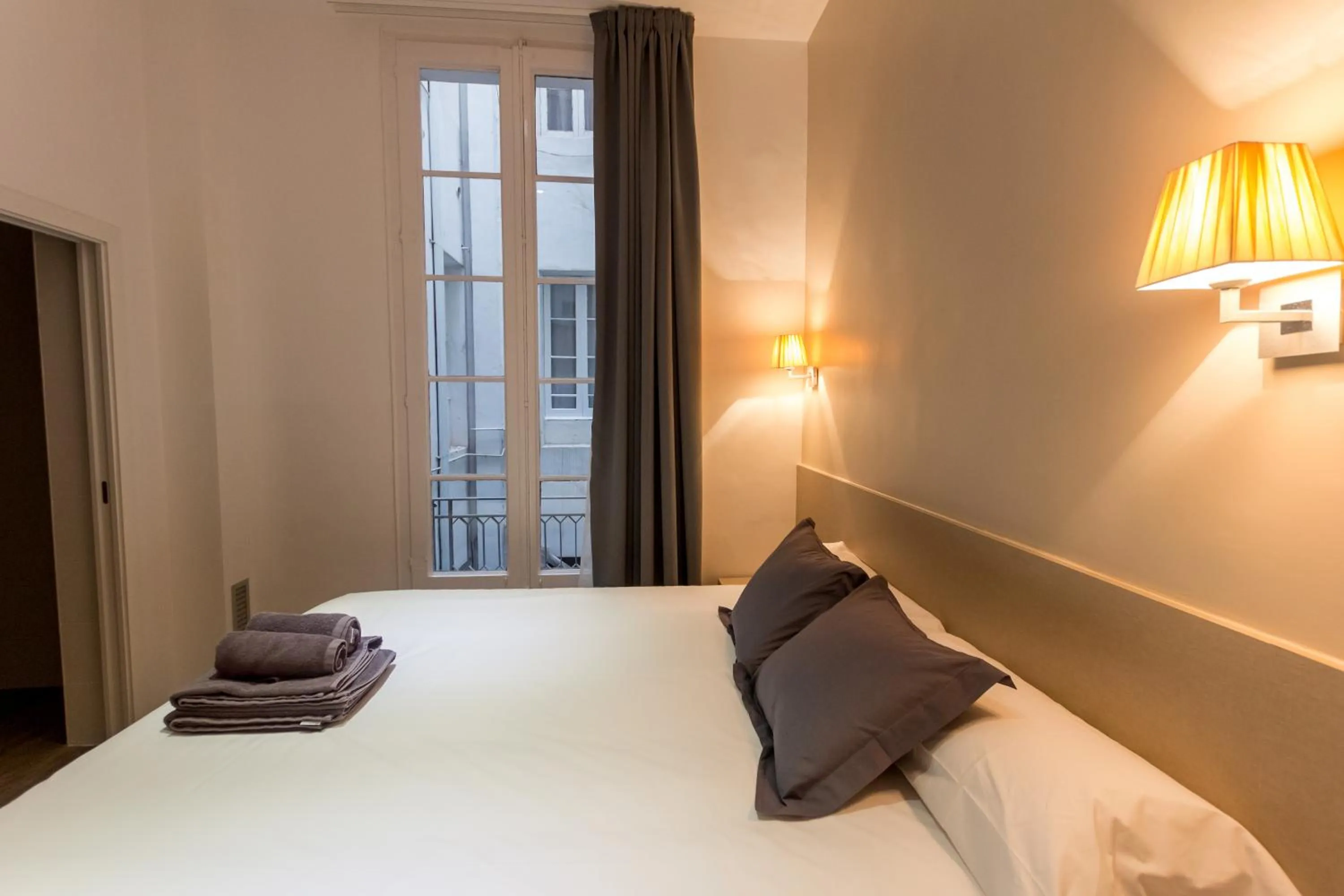 Photo of the whole room in Hostalin Barcelona Passeig de Gracia