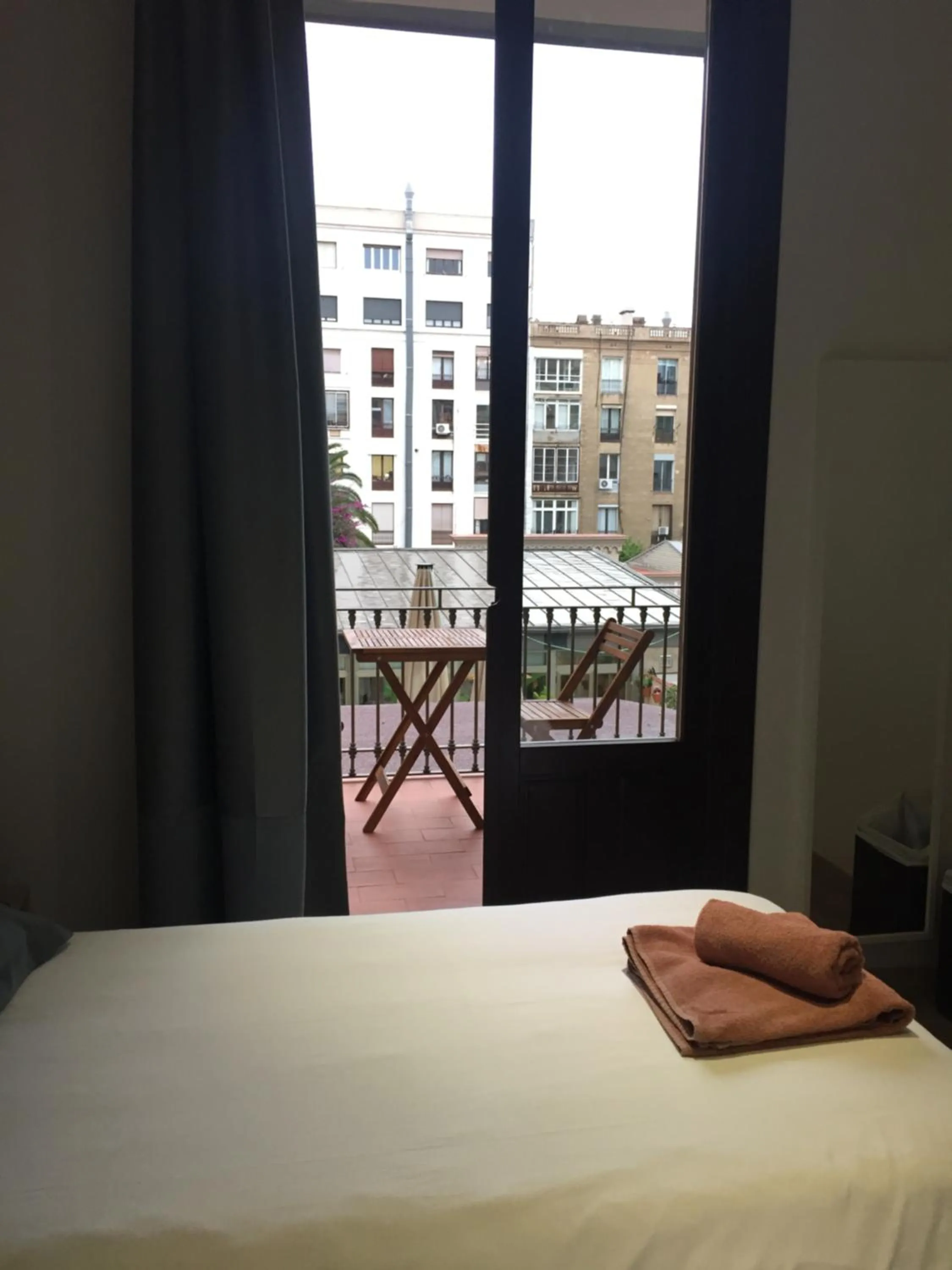 Photo of the whole room in Hostalin Barcelona Passeig de Gracia