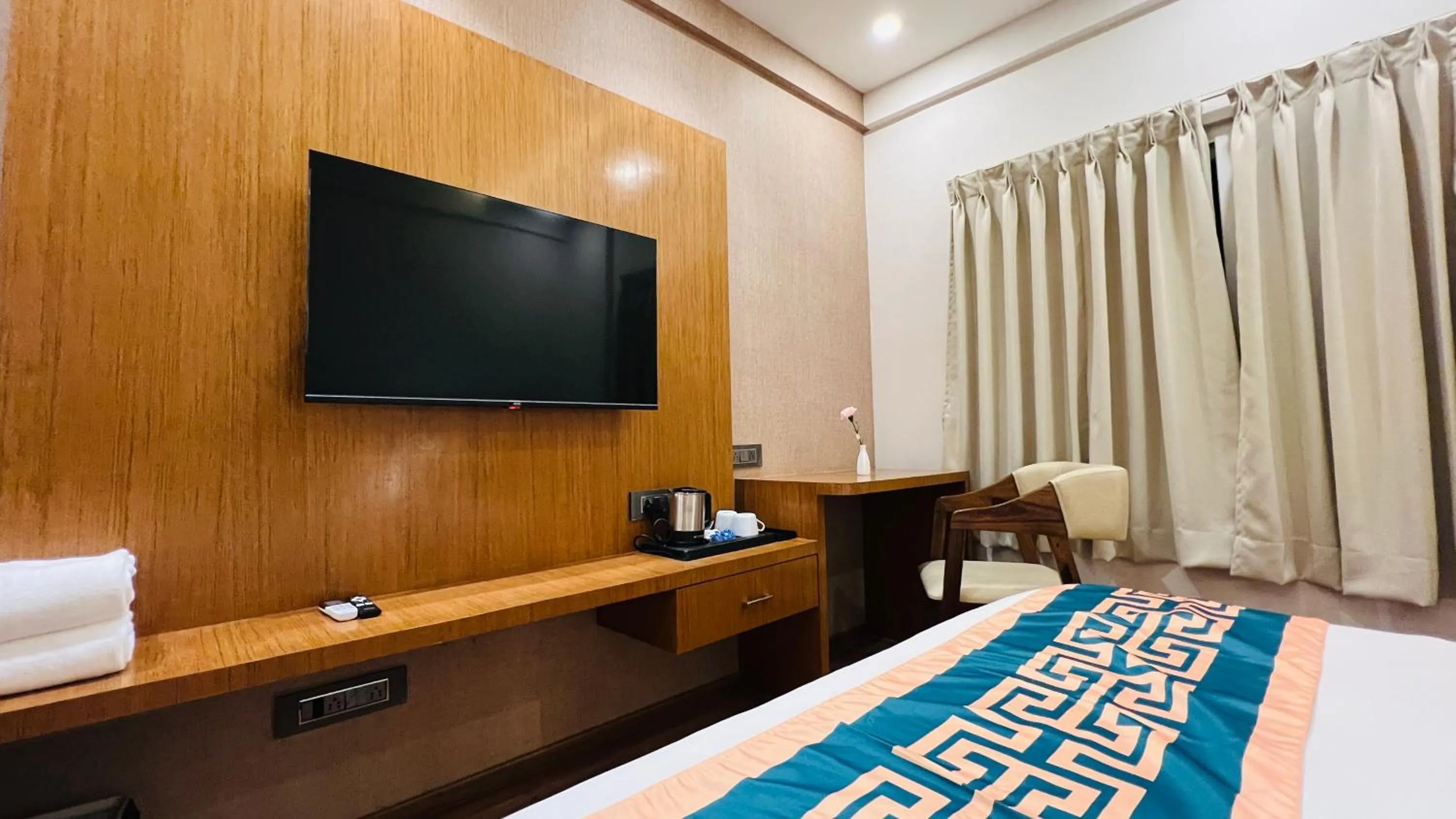 Bed in Hotel Aashraya