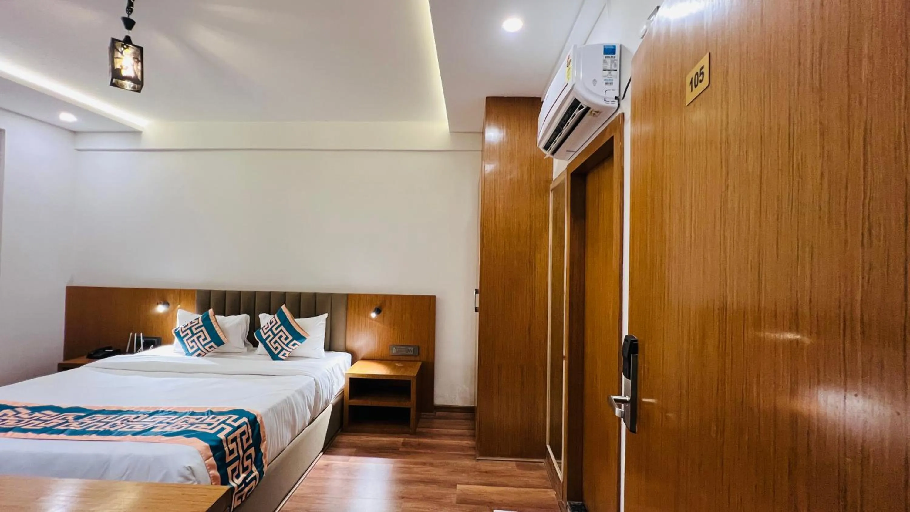 Bed in Hotel Aashraya