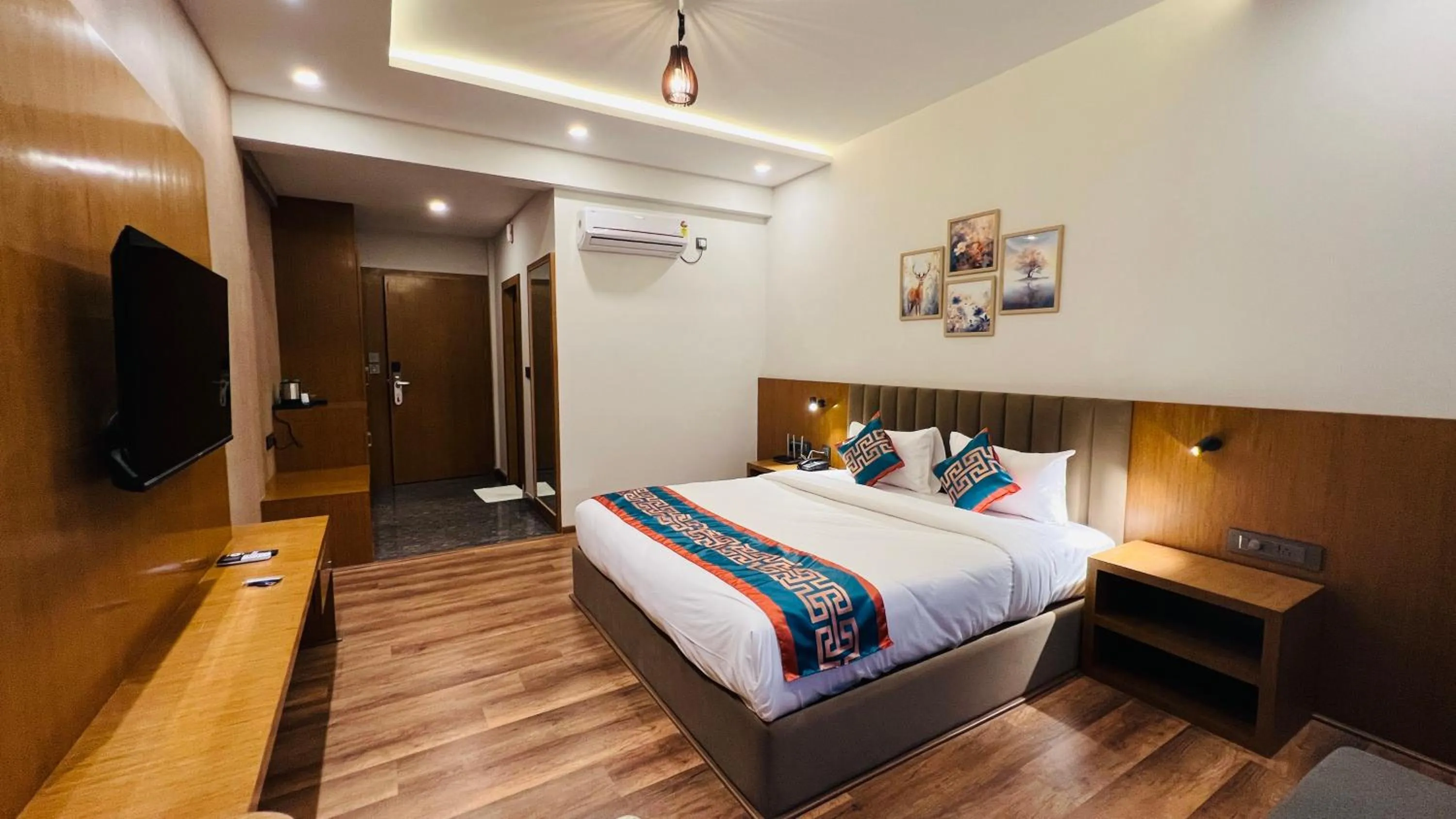 Bed in Hotel Aashraya