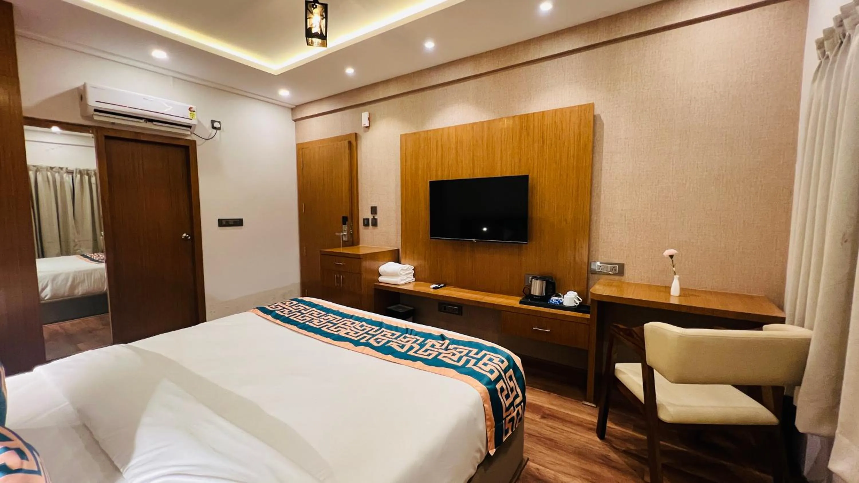 Bed in Hotel Aashraya