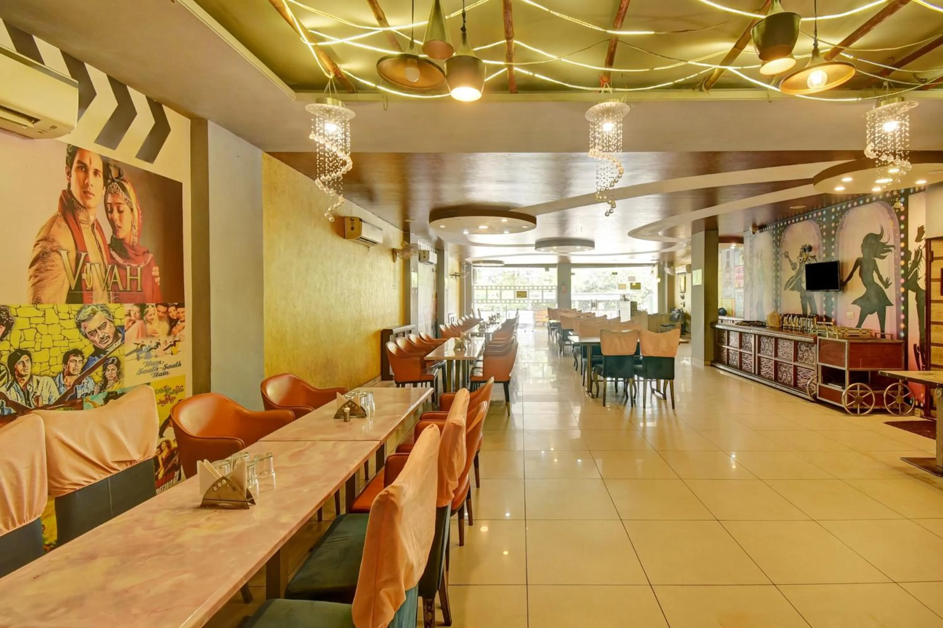 Restaurant/places to eat in Super Collection O ABHAY