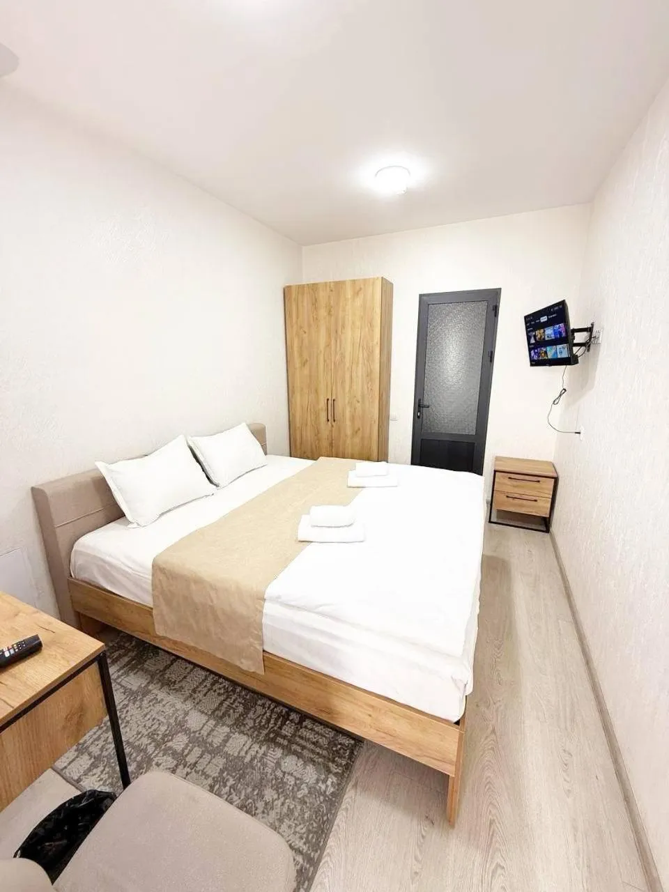 Communal lounge/ TV room, Bed in SADI Hotel