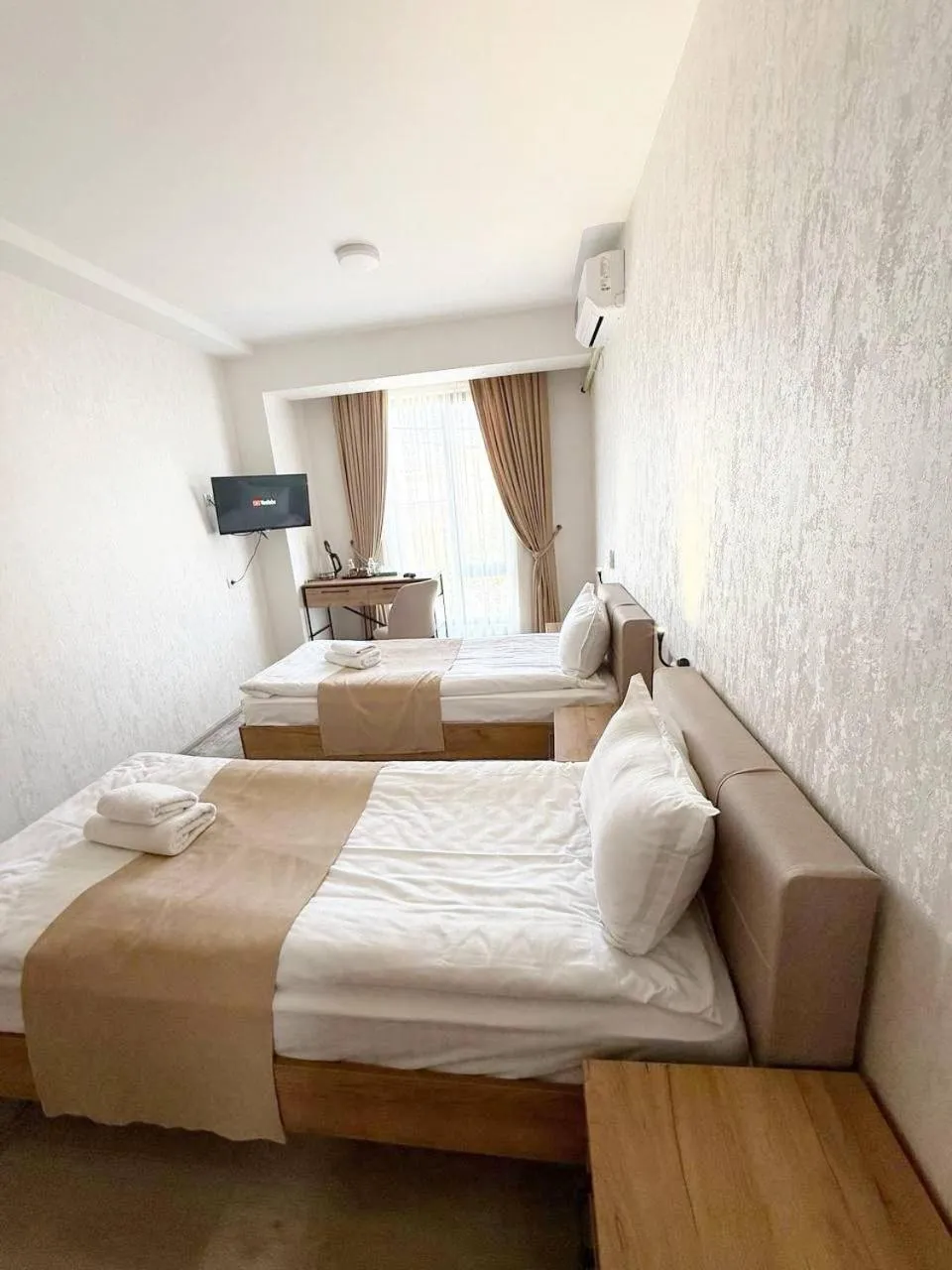 Communal lounge/ TV room, Bed in SADI Hotel