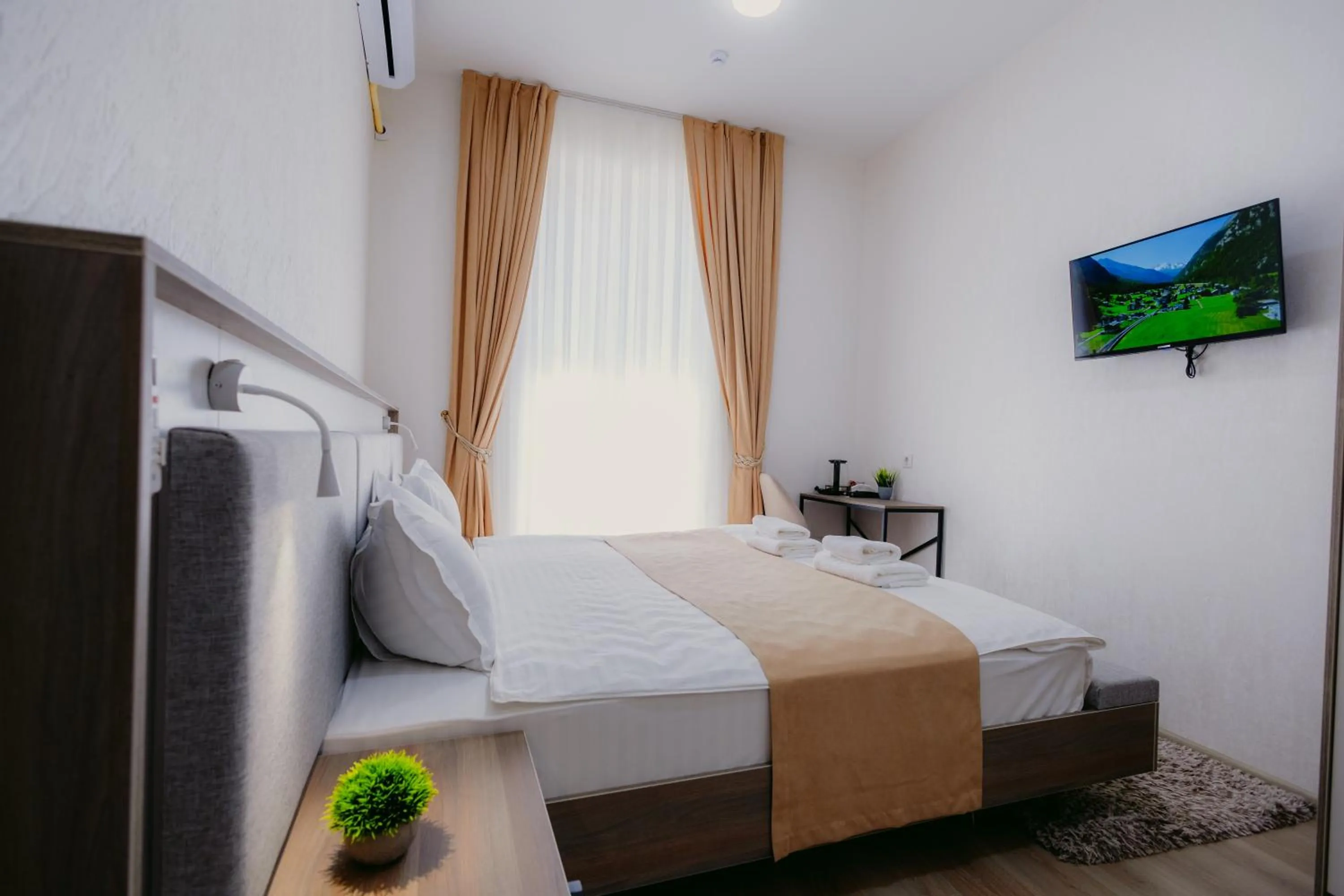 Communal lounge/ TV room, Bed in SADI Hotel