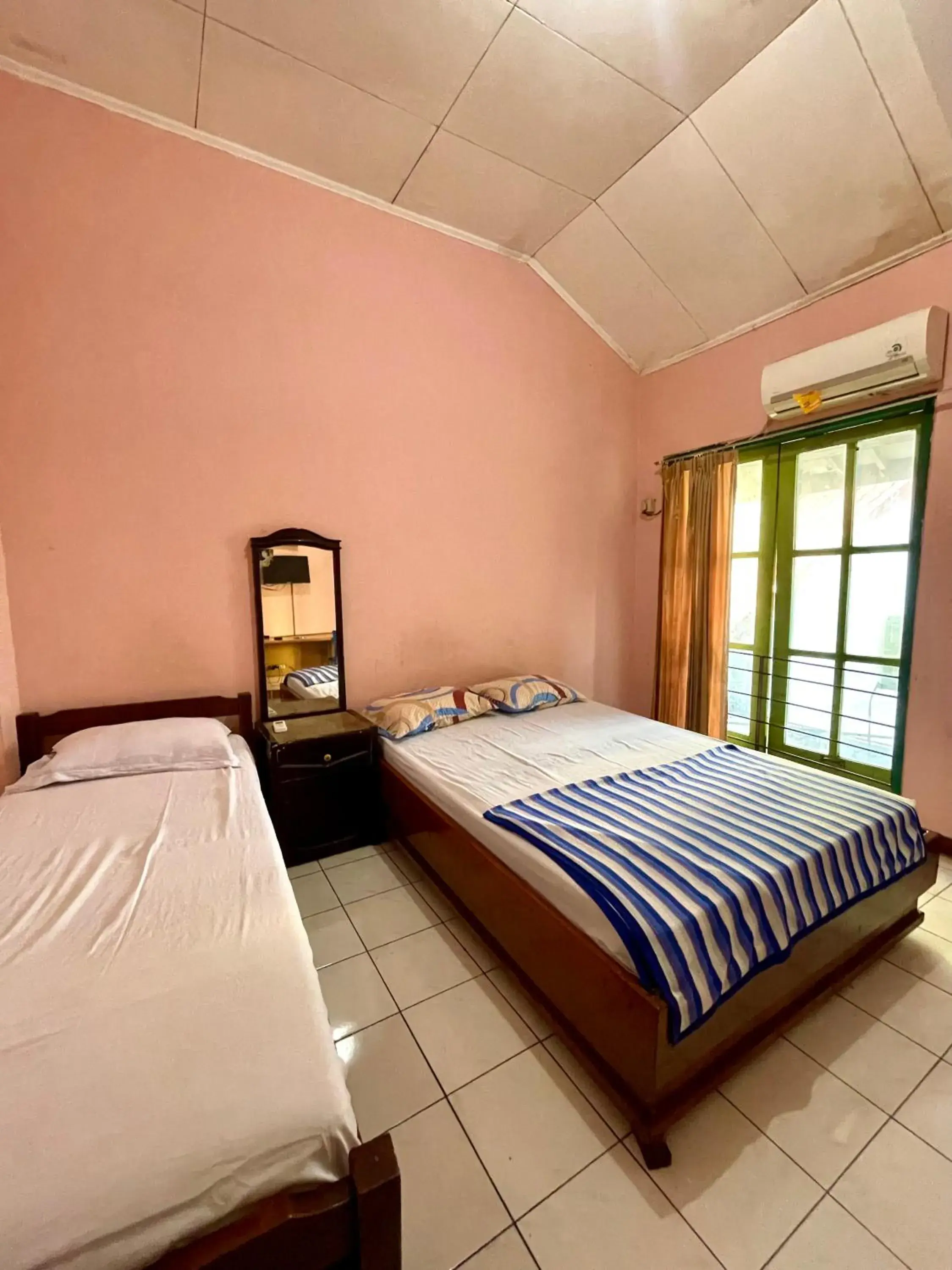 Deluxe Twin Room in Hotel Tirtonadi Permai Deluxe Twin Room in Hotel Tirtonadi Permai