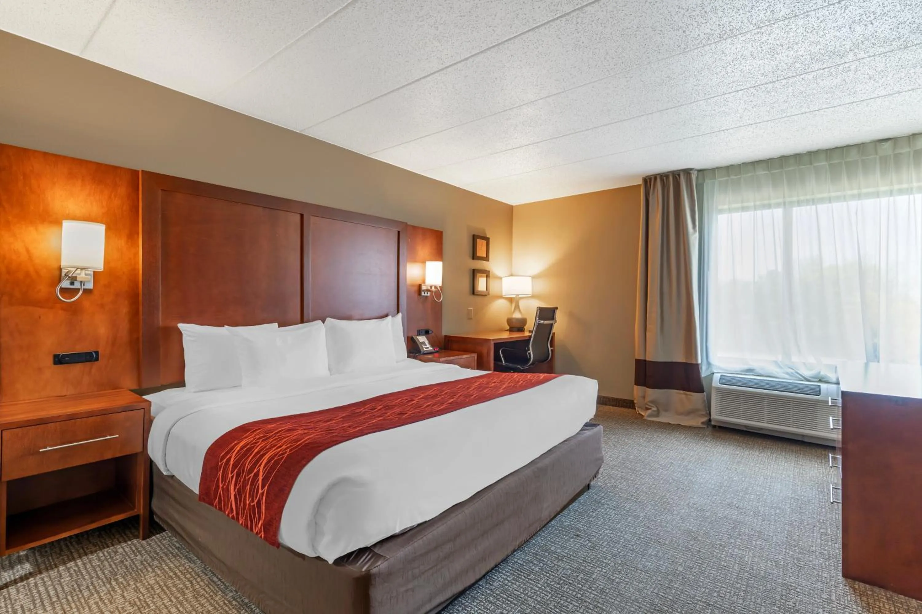 Bedroom, Bed in Comfort Inn & Suites Aberdeen