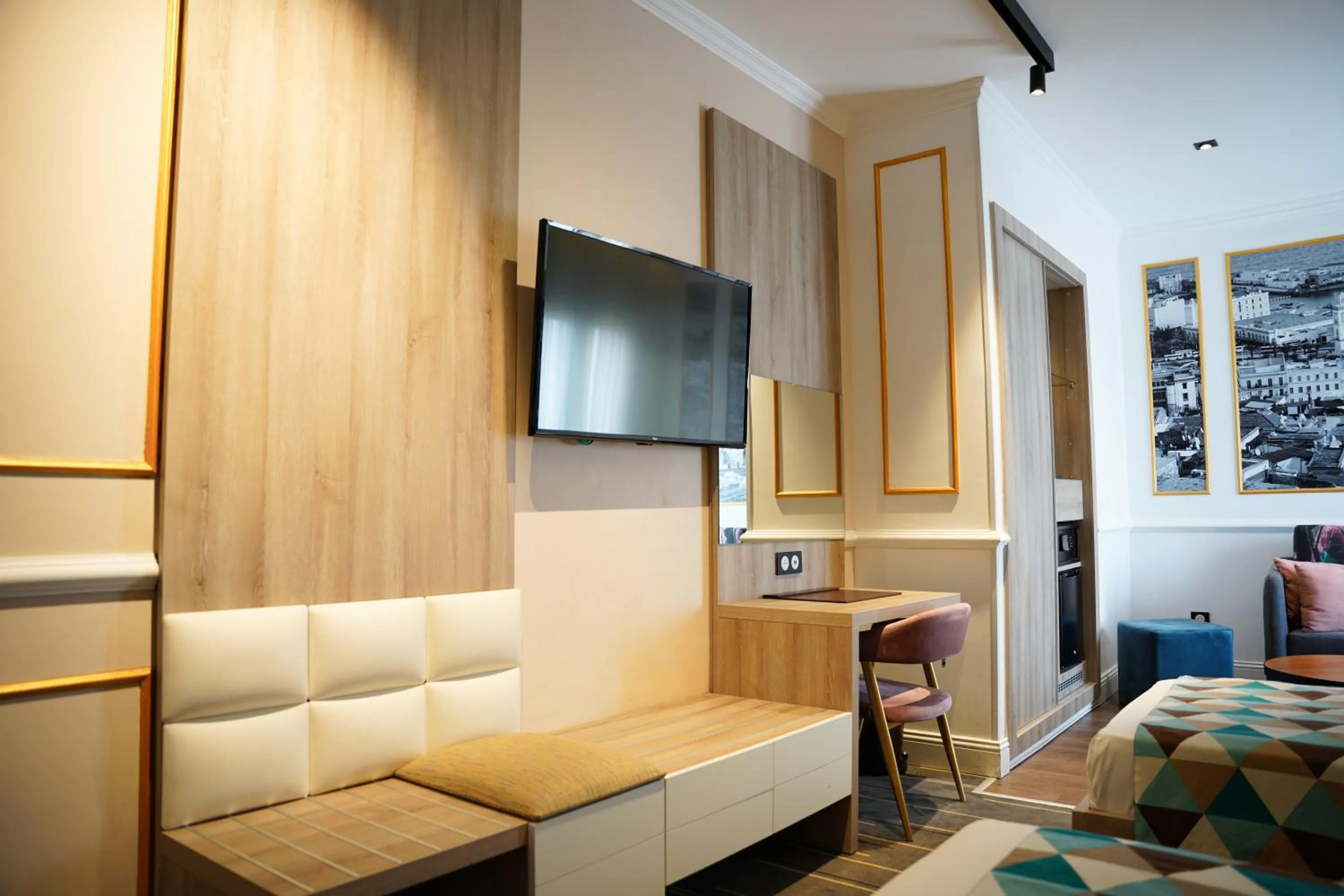 Photo of the whole room, Bed in Atlantis Alger Chevalley