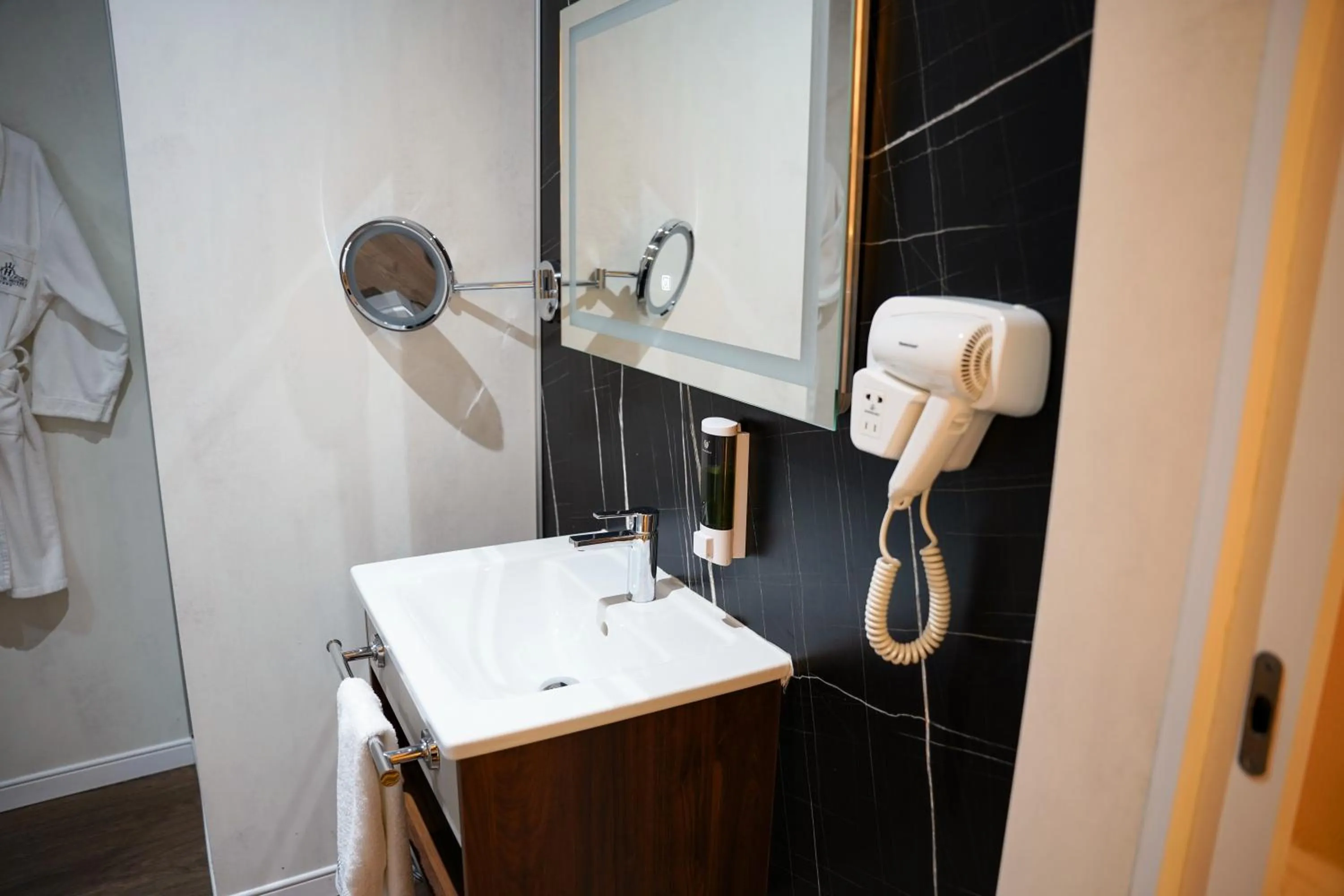 Atlantis Alger Chevalley