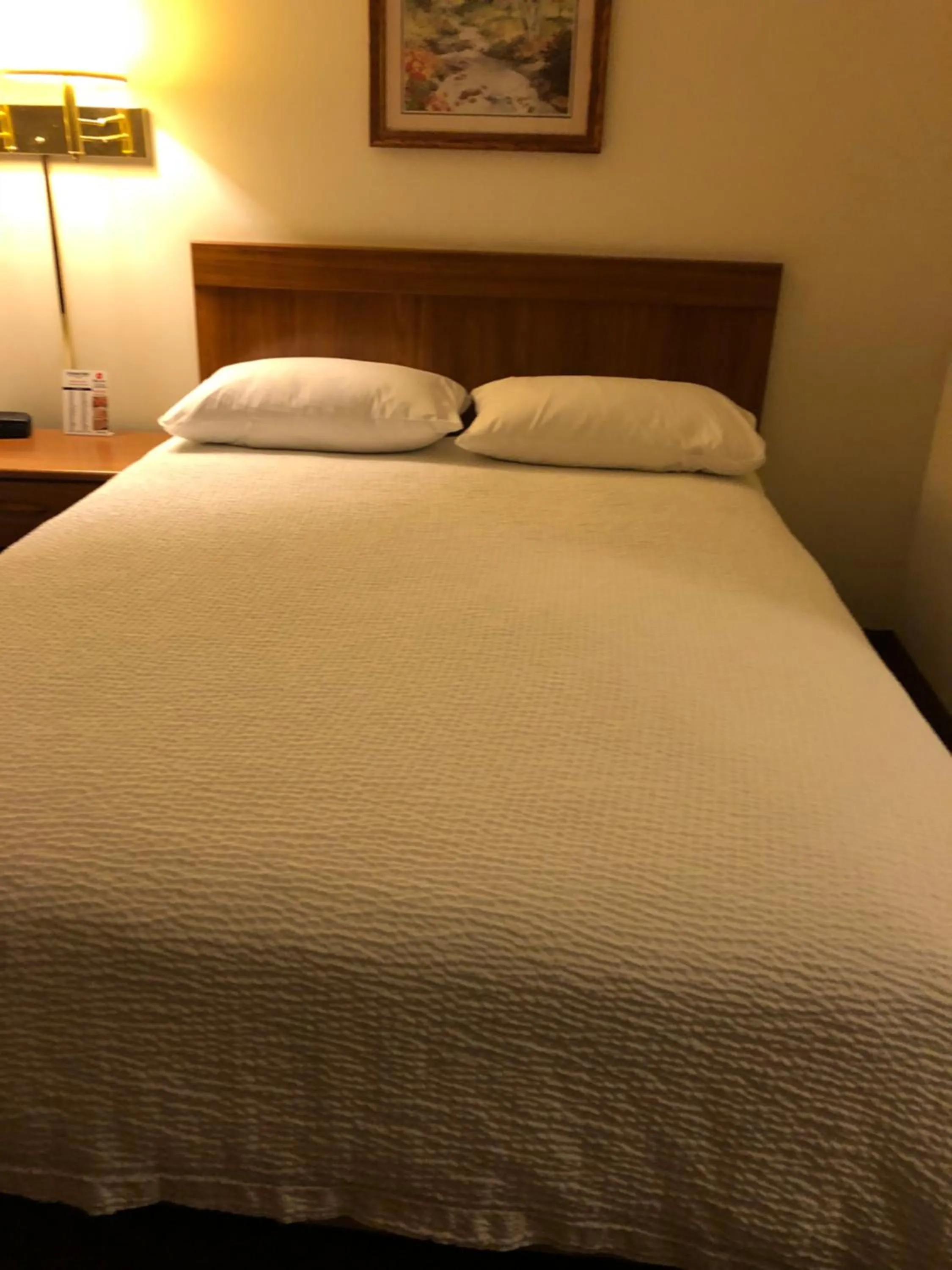 Bed in Coronado Motel & RV Park